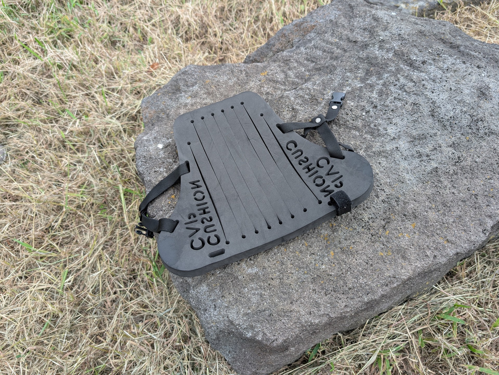 開くと平らになって、カバンなどに入れて持ち歩きやすいクッションキャップ。出先では座布団としても使えます。あくまでも簡易なもので、ヘルメットではありません