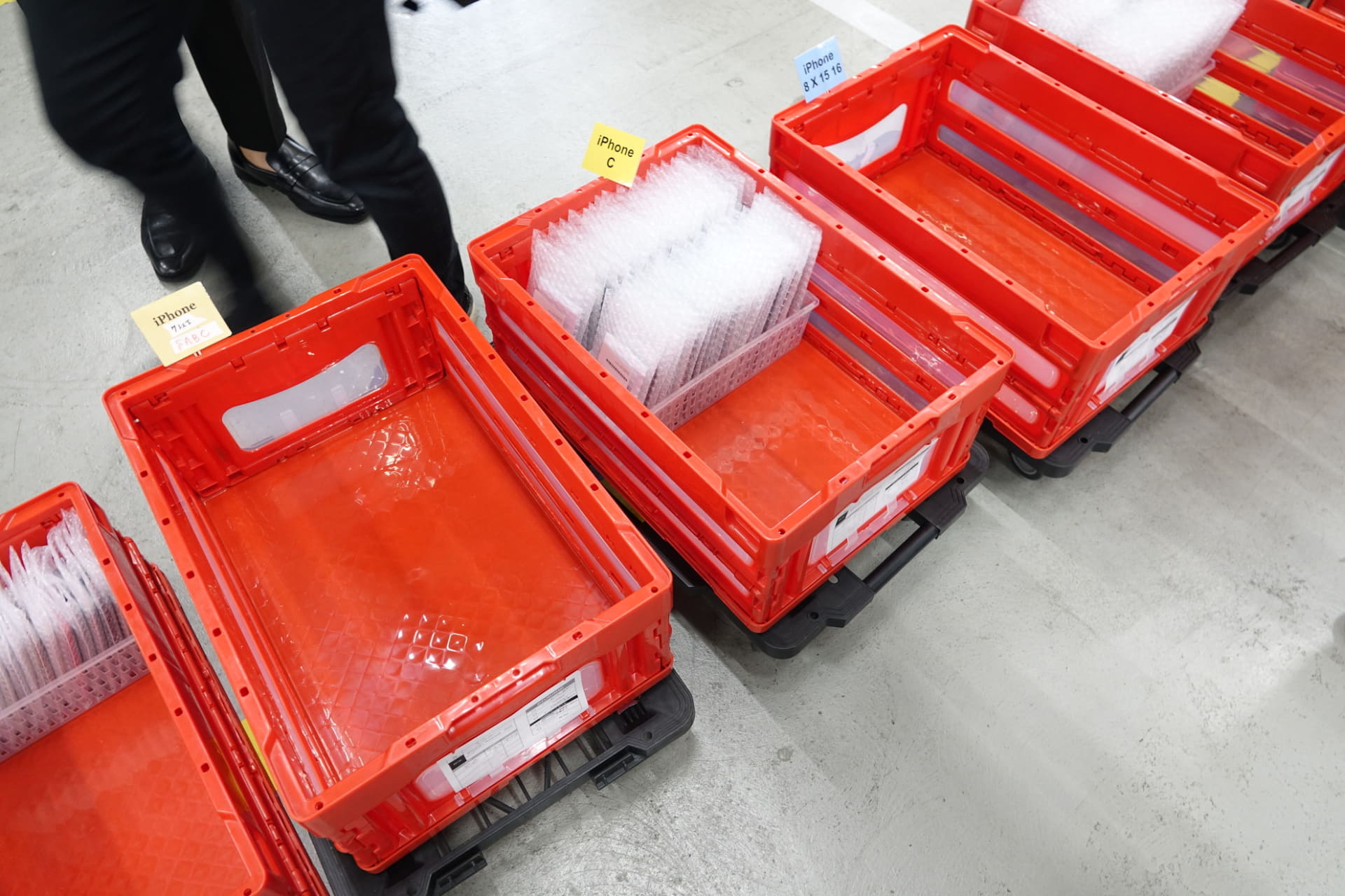 機種、カラー、容量、状態によって仕分けされる。動作異常があったり壊れていたりするものは、ゲオモバイル店頭には並ばない