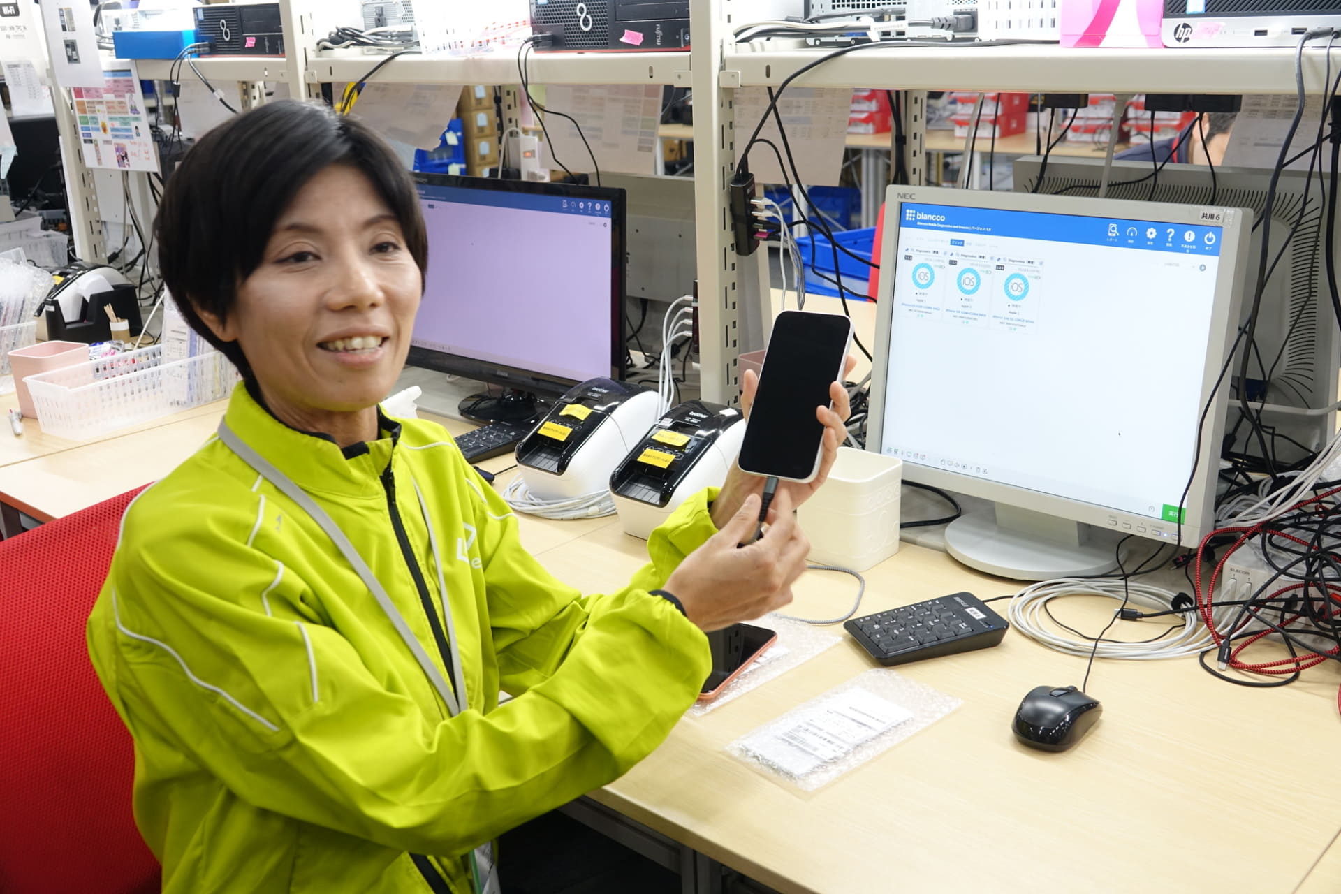 端末を接続すると、自動で専用アプリがダウンロードされ、自動チェックが行われる。その後、ウィザードに従って手動チェックを実施、そのまま初期化される