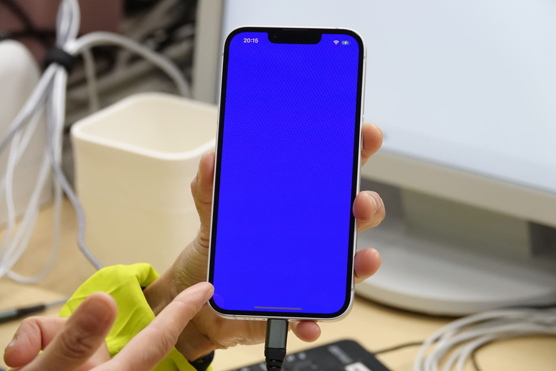 ディスプレイの色合いをチェック