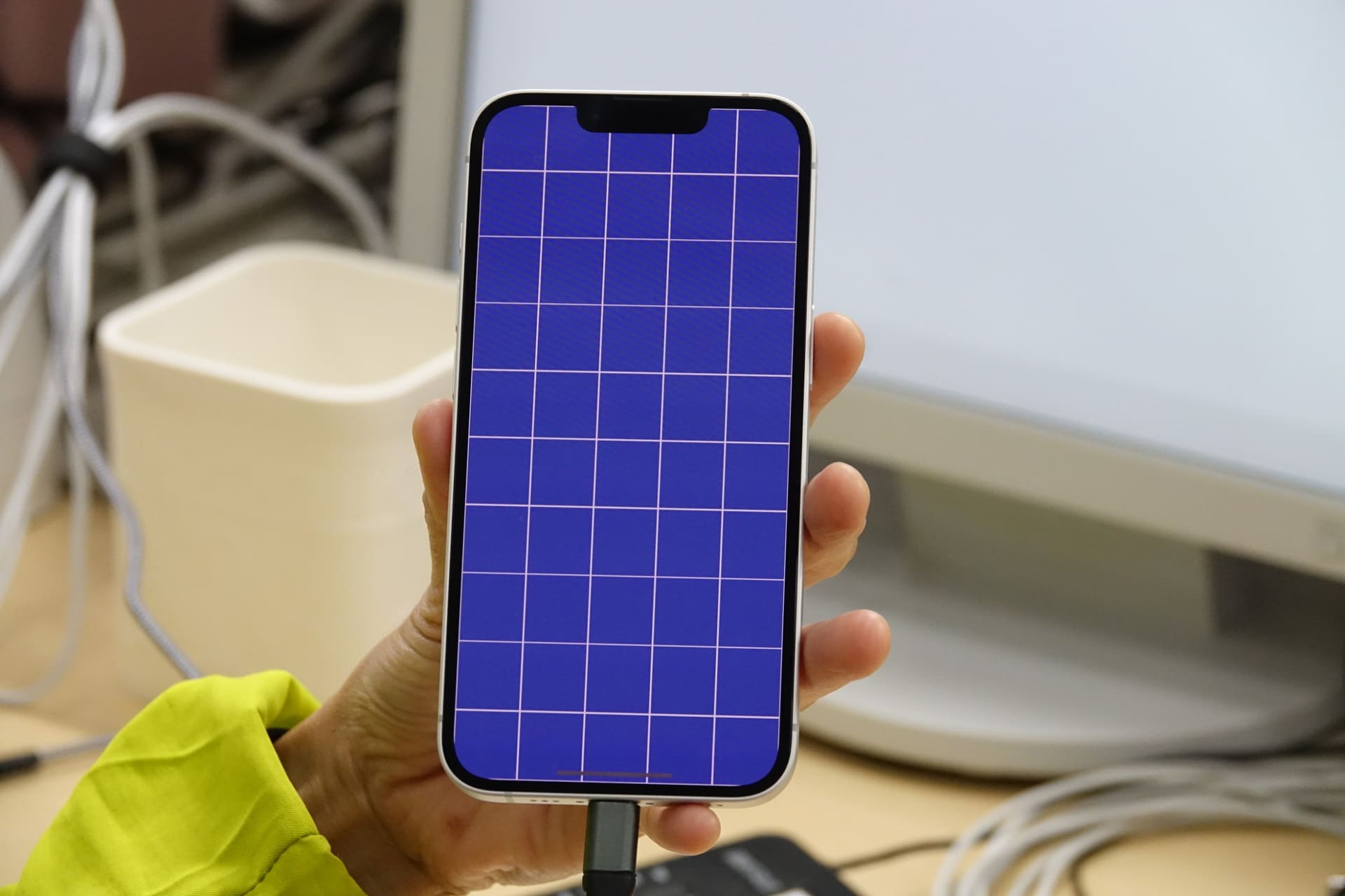 タッチパネルのチェック。青いパネルをなぞっていくと、反応する部分の色が変わりチェックできる