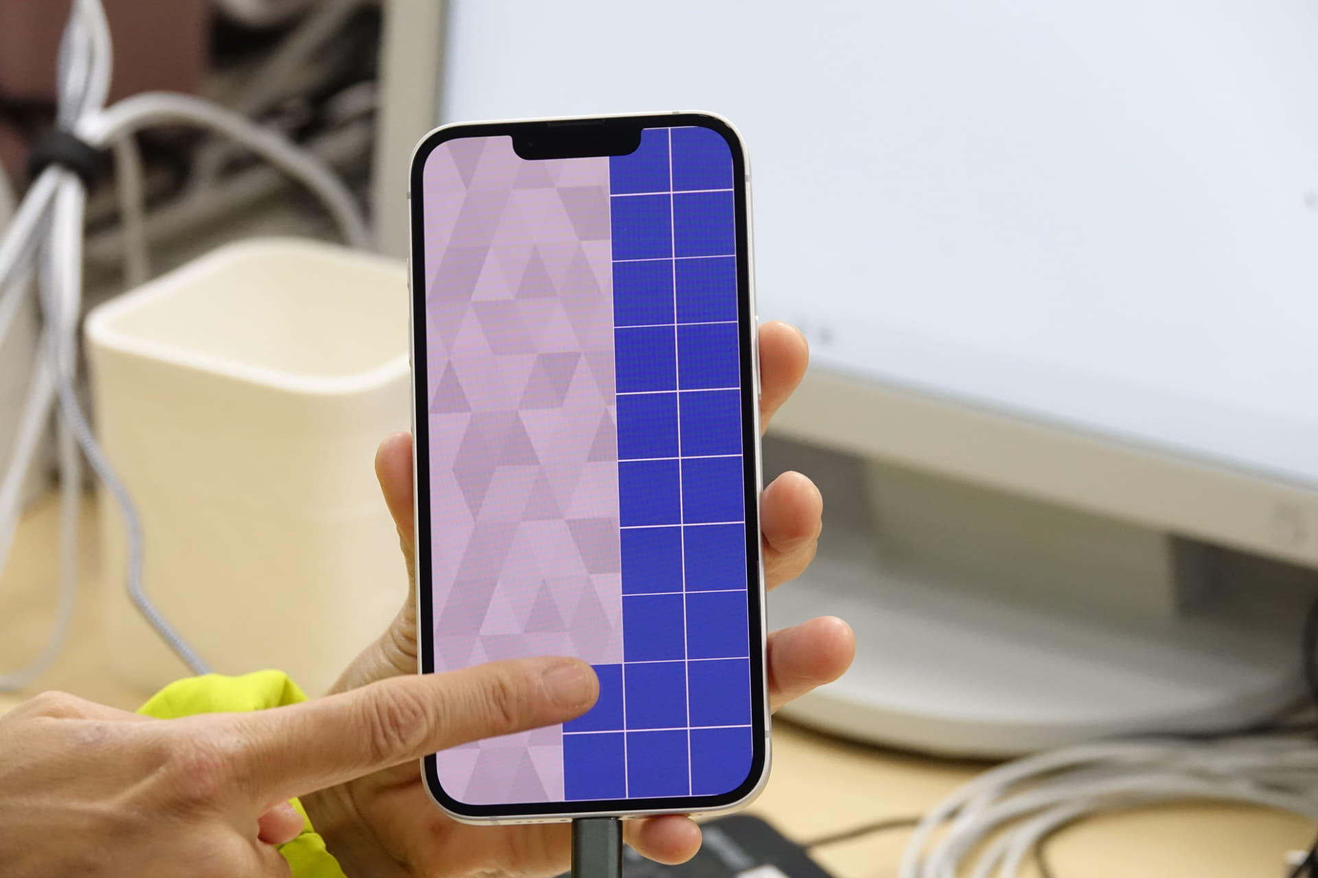 タッチパネルのチェック。青いパネルをなぞっていくと、反応する部分の色が変わりチェックできる
