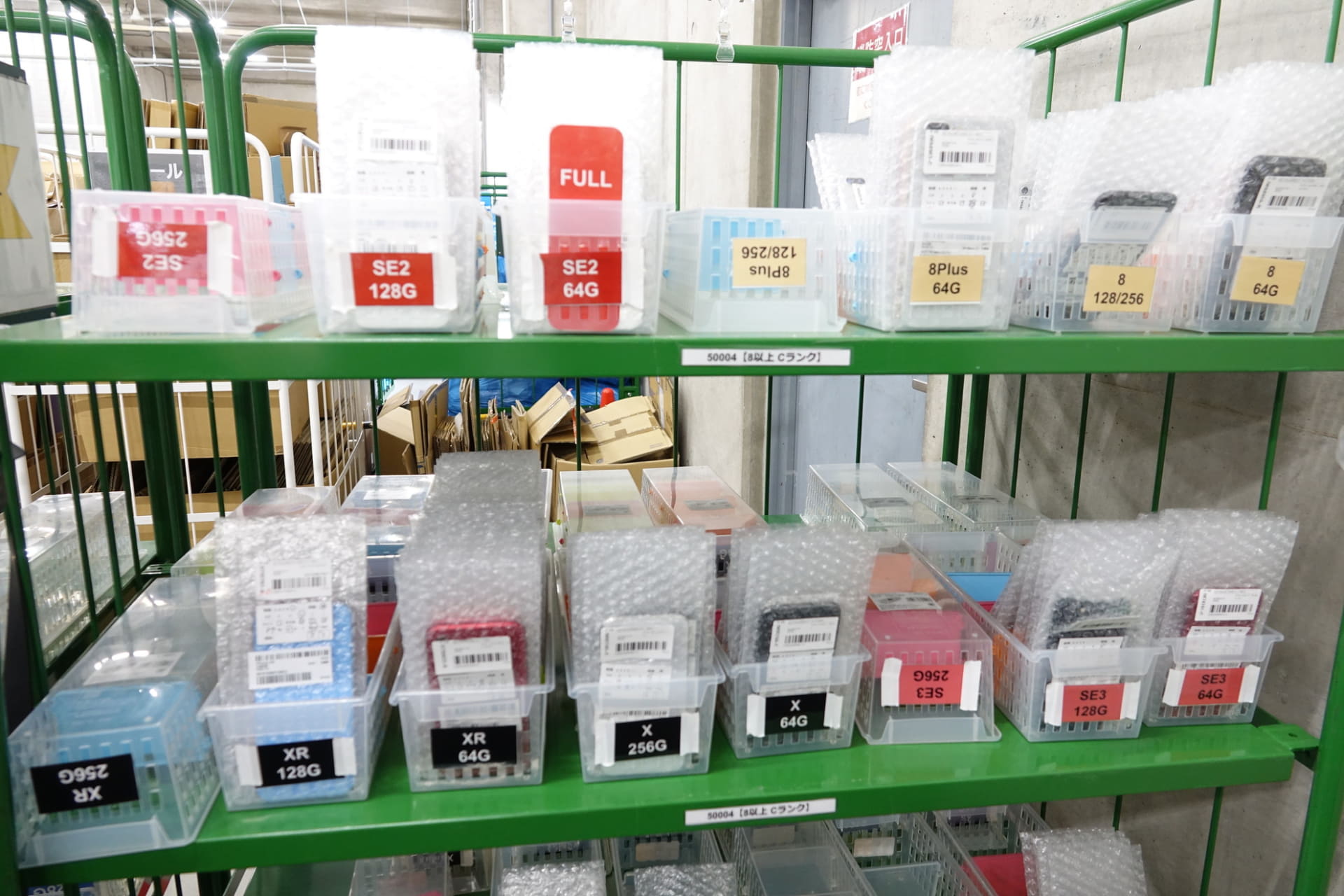 機種、カラー、容量、状態によって仕分けされる。動作異常があったり壊れていたりするものは、ゲオモバイル店頭には並ばない