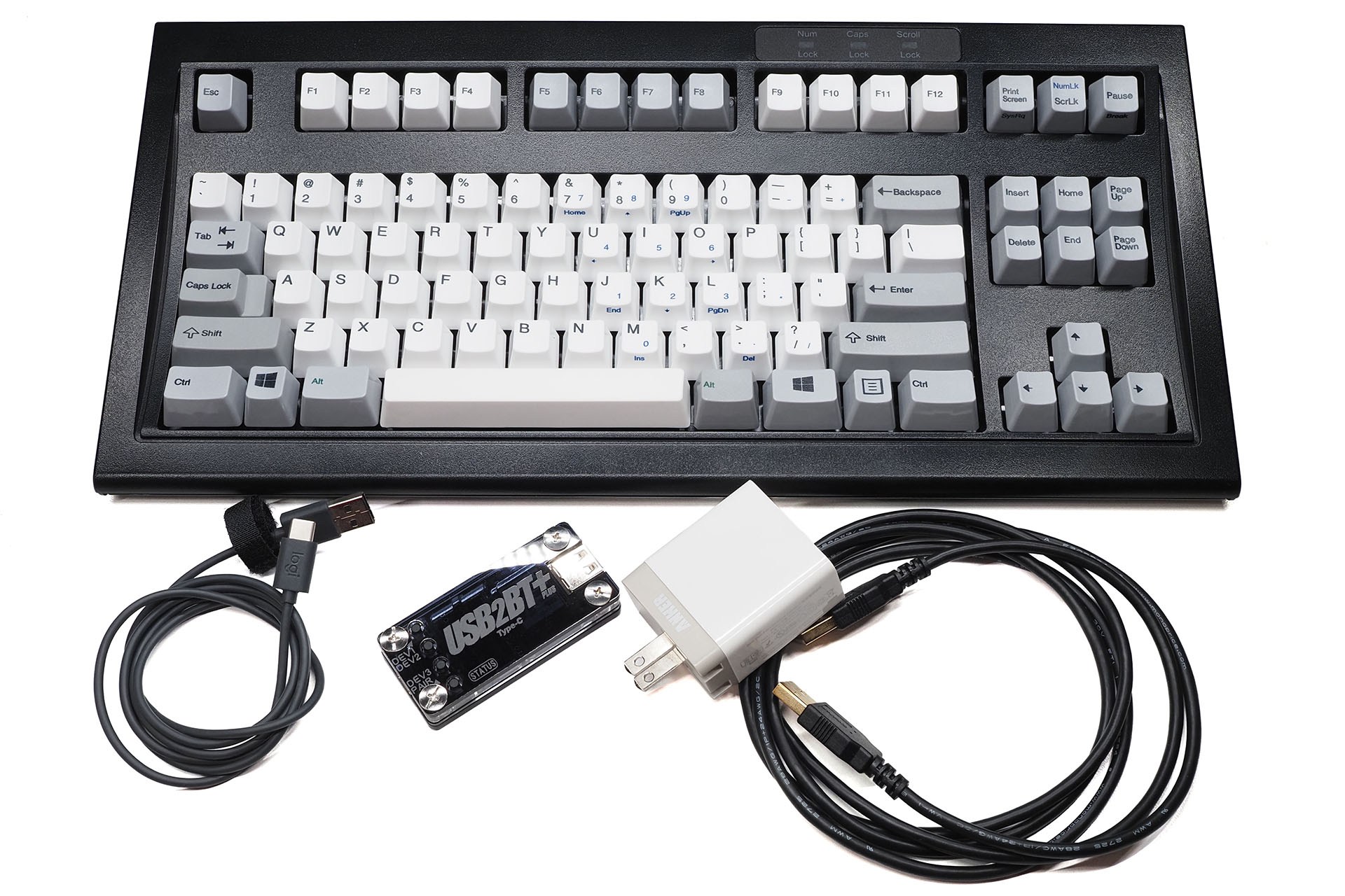 Mini MをBluetooth化するにあたって用意したのは、Mini M本体、Mini M接続用USBケーブル（Mini M付属品）、USB2BTPLUS本体、USB2BTPLUS給電用USB-A/USB-Cケーブル。USB2BTPLUSはUSB給電で動作するが、今回使ったUSB2BTPLUSの給電用ポートはUSB-Cとなっている。