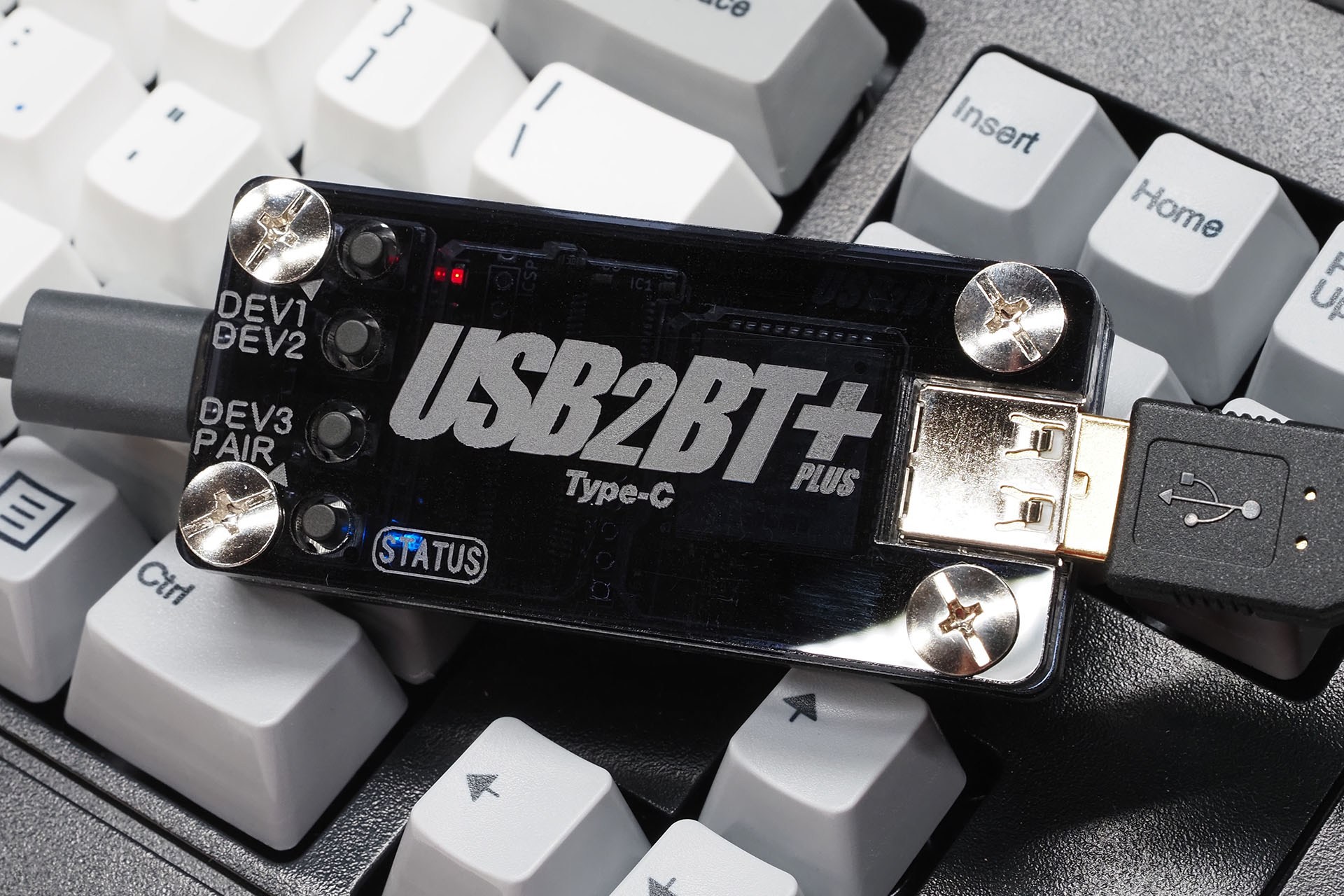 USB2BTPLUSに給電するとLEDランプが点灯する。USB HIDデバイスを接続し、USB2BTPLUS上のボタンでペアリング先を選び、ペアリングボタンを押せば、PCやスマートフォンなどとペアリングできるようになる。詳しい使い方は<a href="https://bit-trade-one.co.jp/usb2btplus/basic/" class="strong bn" target="_blank">BitTradeOneのWebサイト</a>にある。