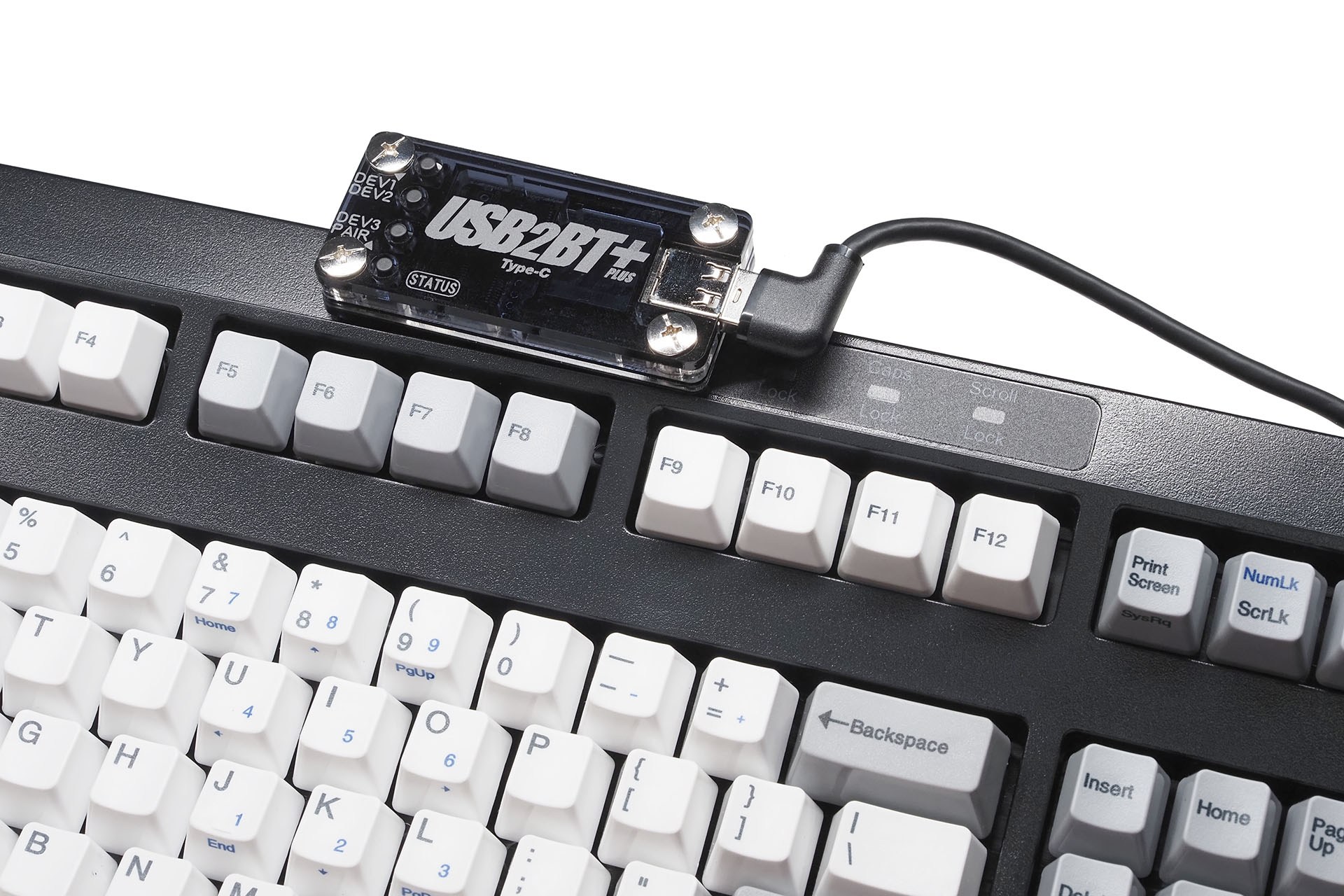 短いケーブルでMini MとつないだUSB2BTPLUSは、Mini M上部にペタリと貼っちゃう。