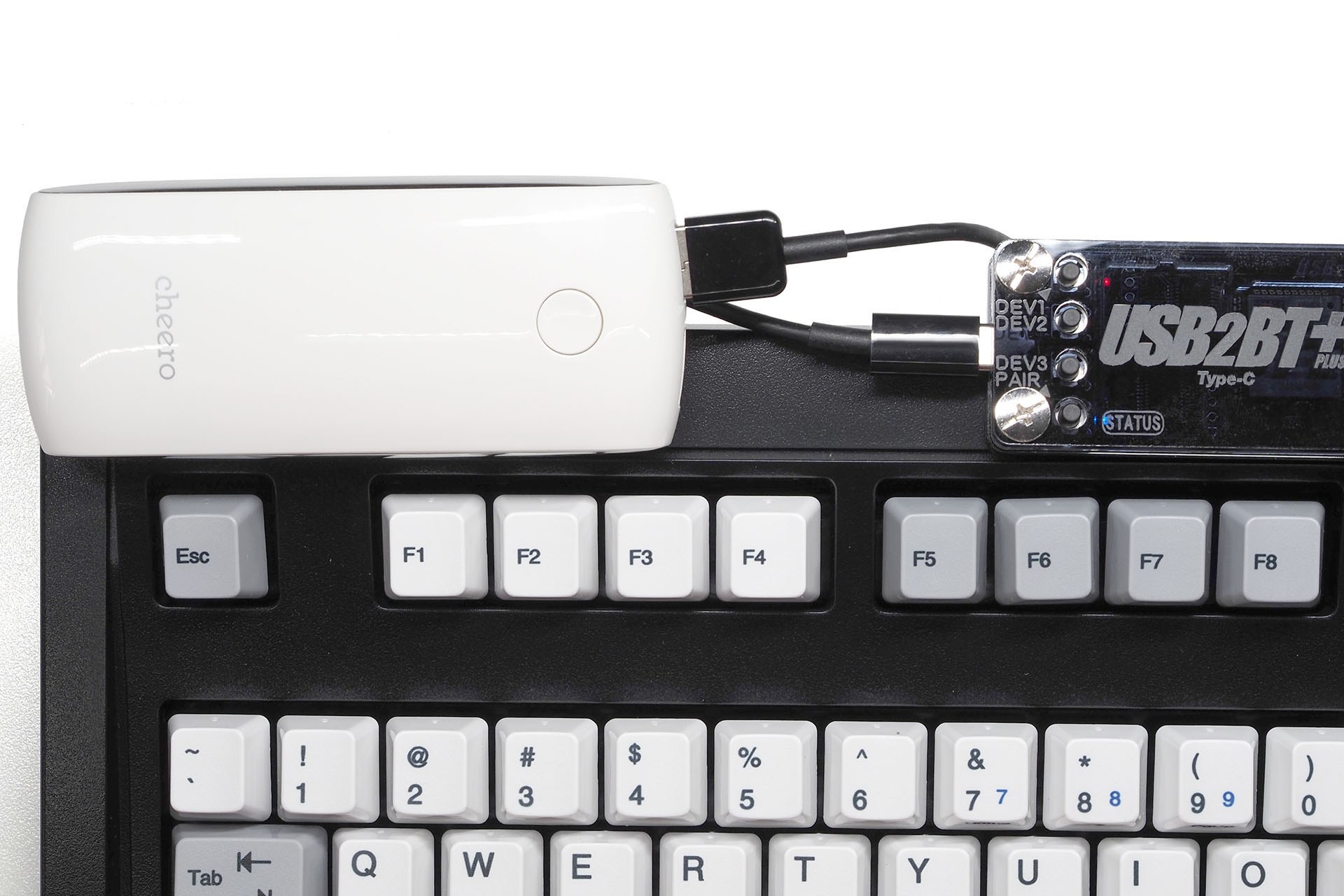 短いケーブルでMini Mに給電しているモバイルバッテリーも、Mini M上にペタリと貼っちゃう。