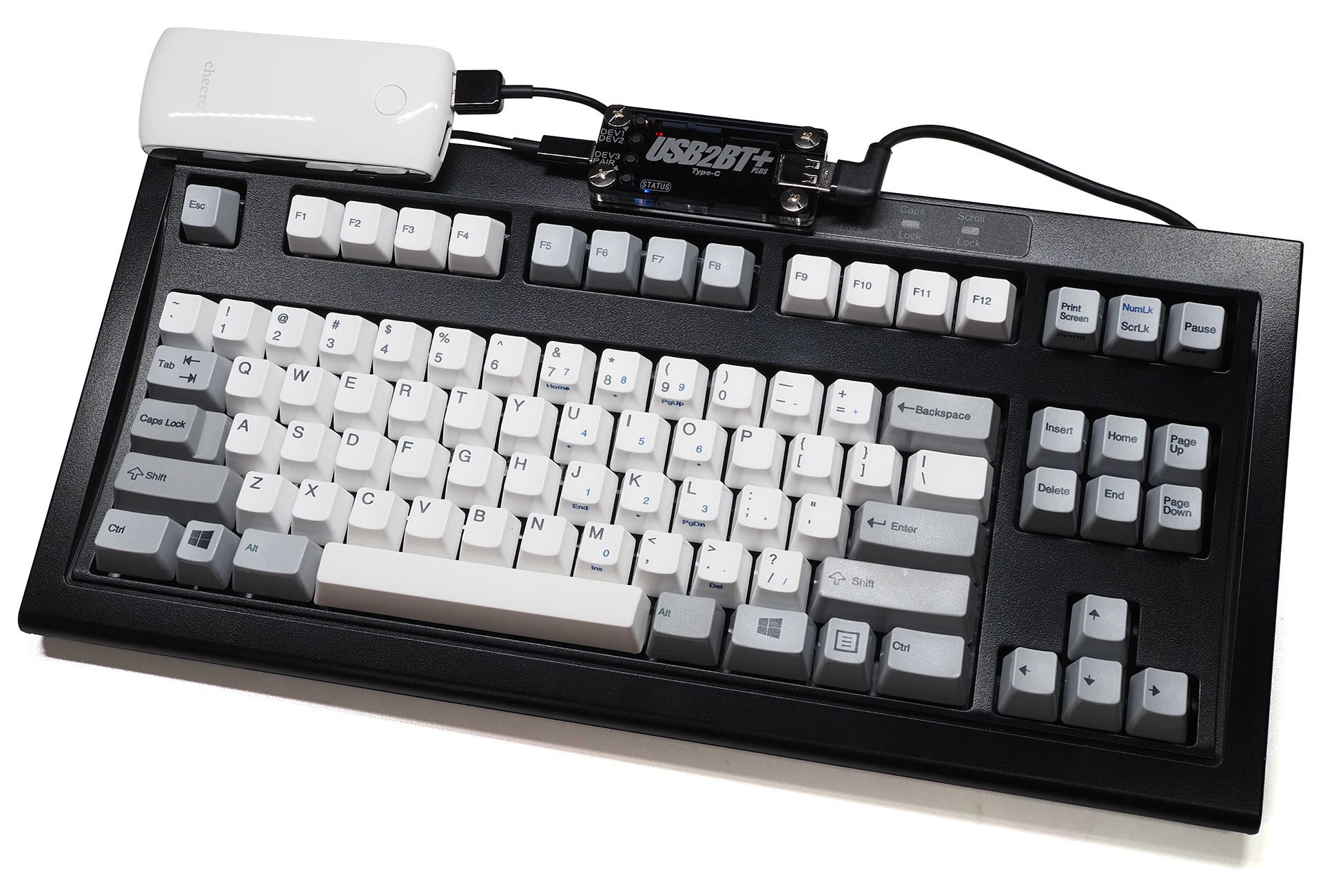 ひとまず完成。モバイルバッテリーとしてさらに薄型・小型のものを使ったり、USB2BTPLUSの貼り付け位置を工夫すれば、さらに自然な「古だけどモバイルなキーボード」ができるかもしれない。