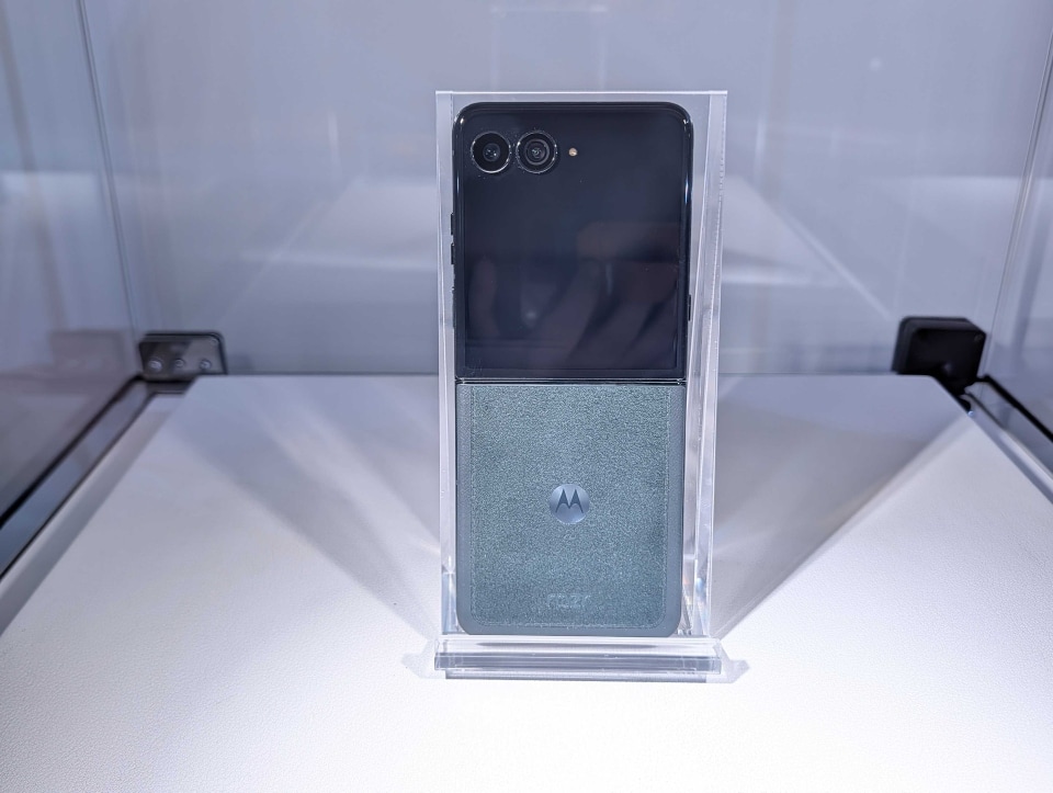 motorola razr 60 ultra」、auとIIJmioで12月発売 - ケータイ Watch
