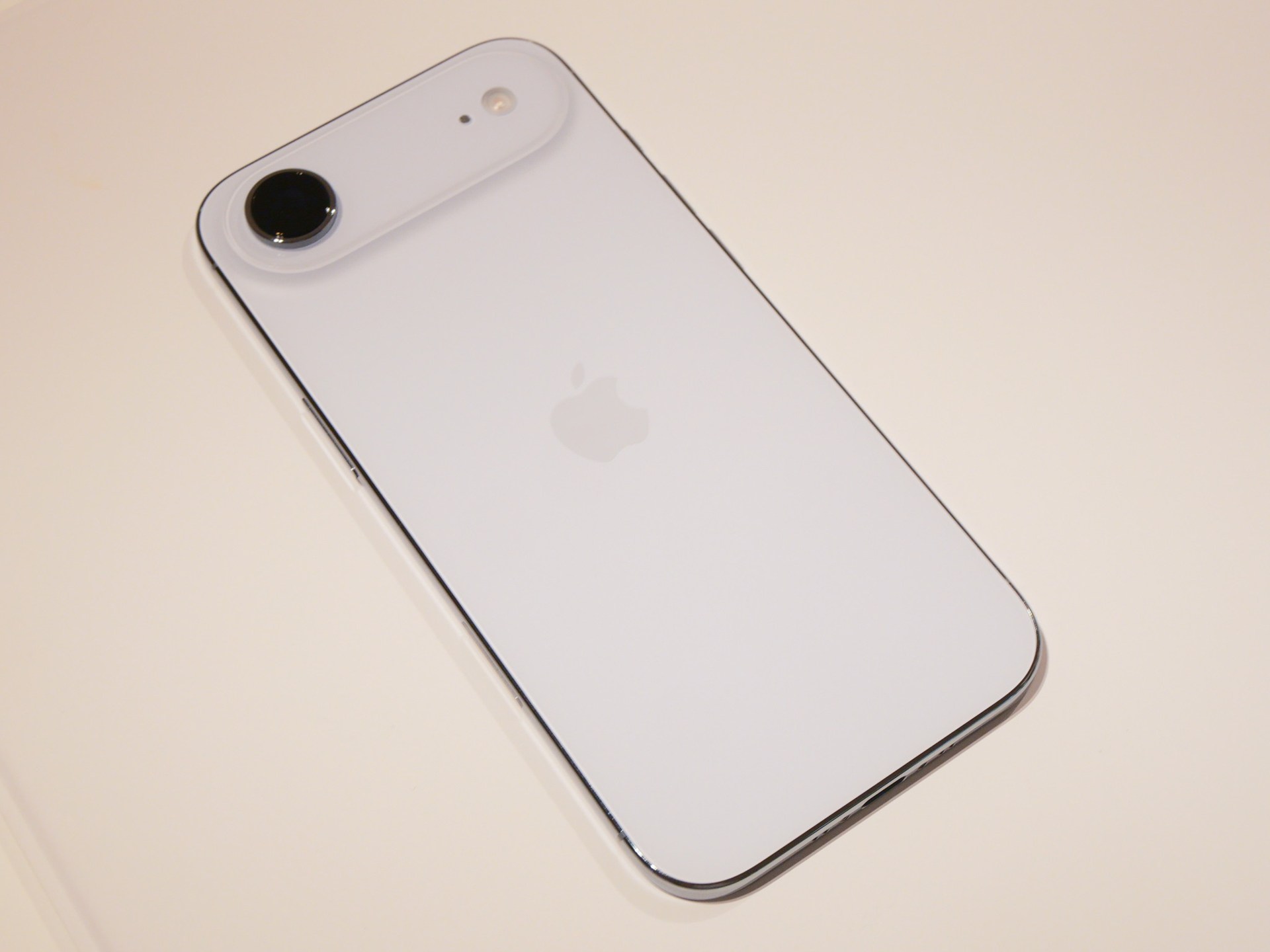 5.6mmという驚異的薄さが話題となった「iPhone Air」。大画面ながら薄くて軽く、持ちやすいものの、カメラが1眼のみとなってしまう