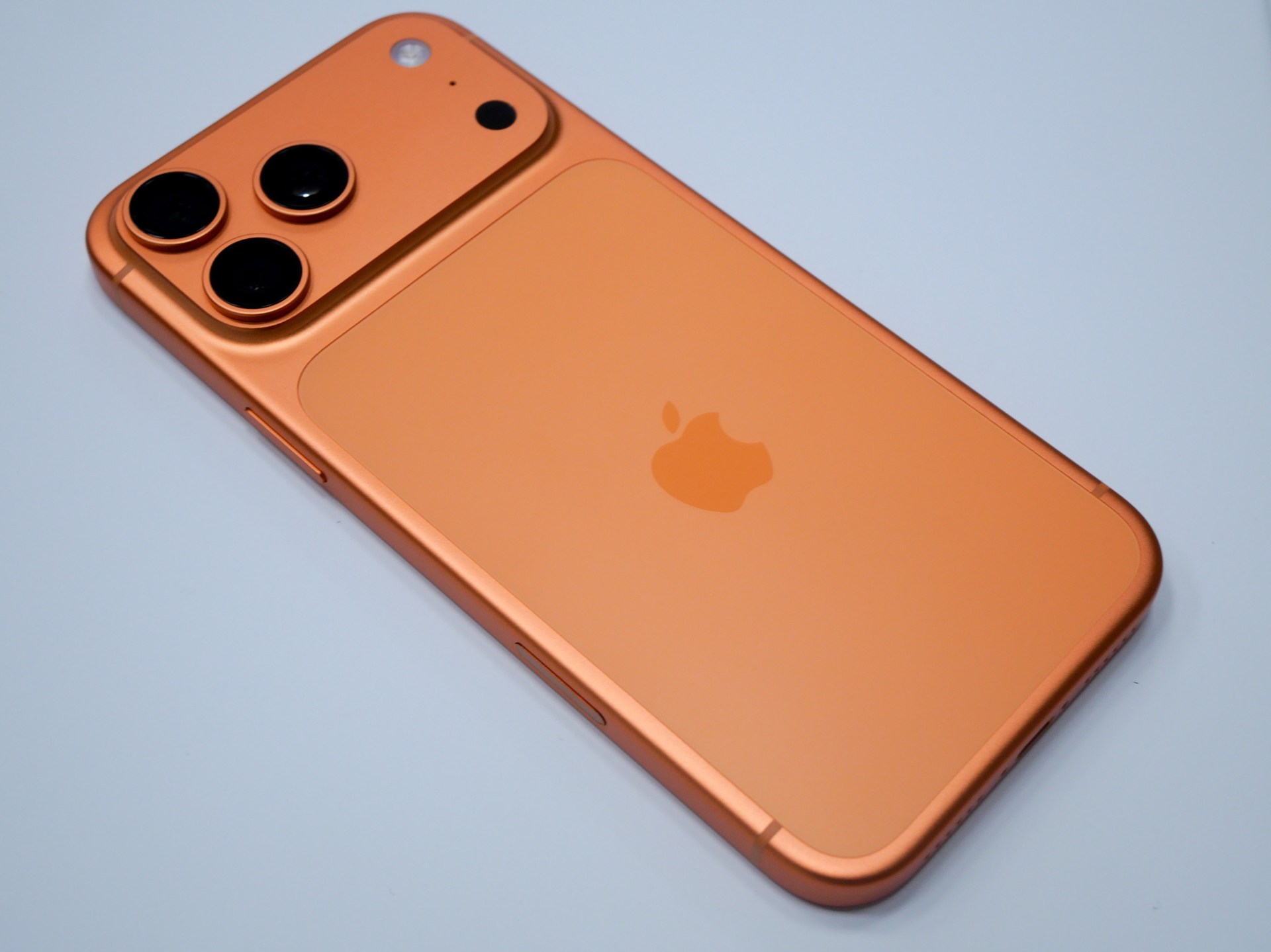 「iPhone 17 Pro」は性能的に申し分ないものも、デザインや素材が変わった影響で日常使いにはやや大きく、重くなったと感じる