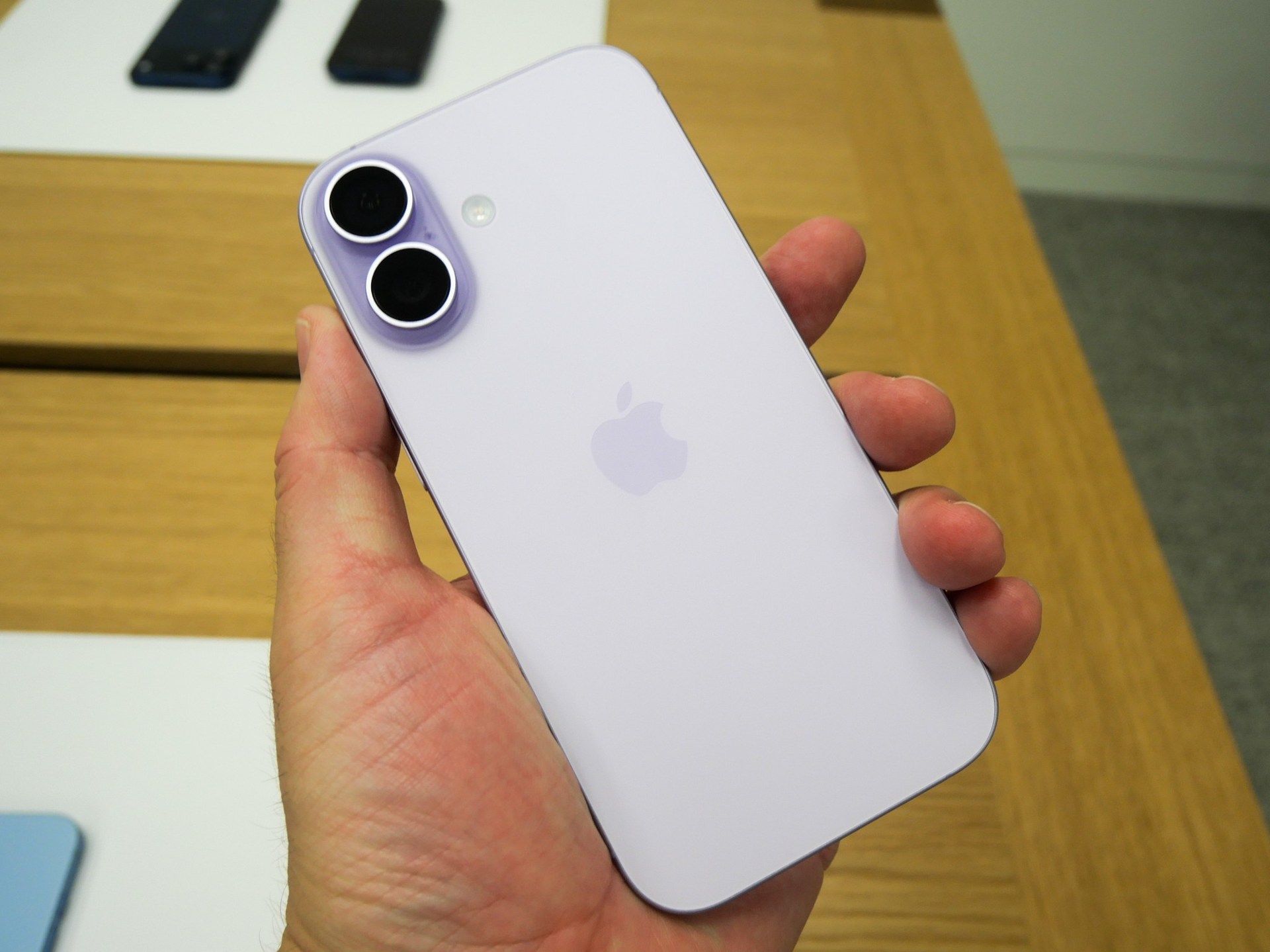 軽くて超広角カメラを搭載しているだけに、最も妥当な選択肢は「iPhone 17」となりそうなのだが、望遠カメラがないのが悩ましい