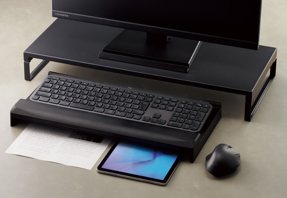 スタンドの下部には空間があり、キーボードの下側に新たな空間をつくり、そこにモノを置くことができる。※画像はLIHIT LAB.製品情報ページより抜粋。