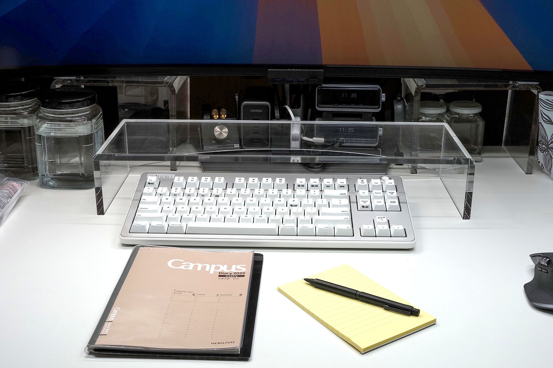 紙に書いたりするときは、キーボードをいったんどかして、ノートや筆記具で書く。