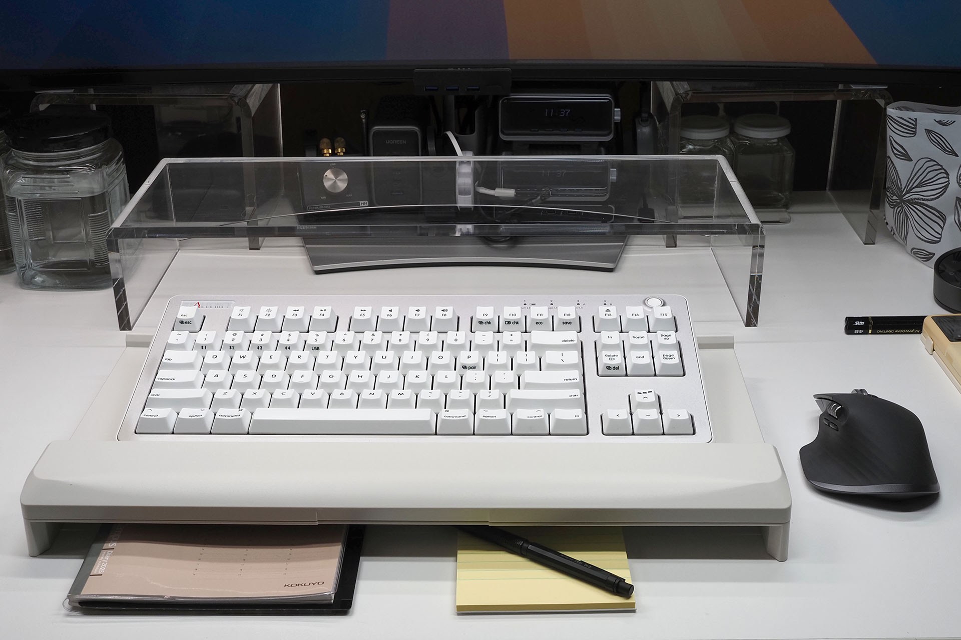 A-252の上にはテンキーレスキーボードがバッチリ乗る。ただし机面に直接置いた場合よりも、机面からのキーボードの高さが27mm上がる。A-252の下にはノートなど薄めの小物を置ける。