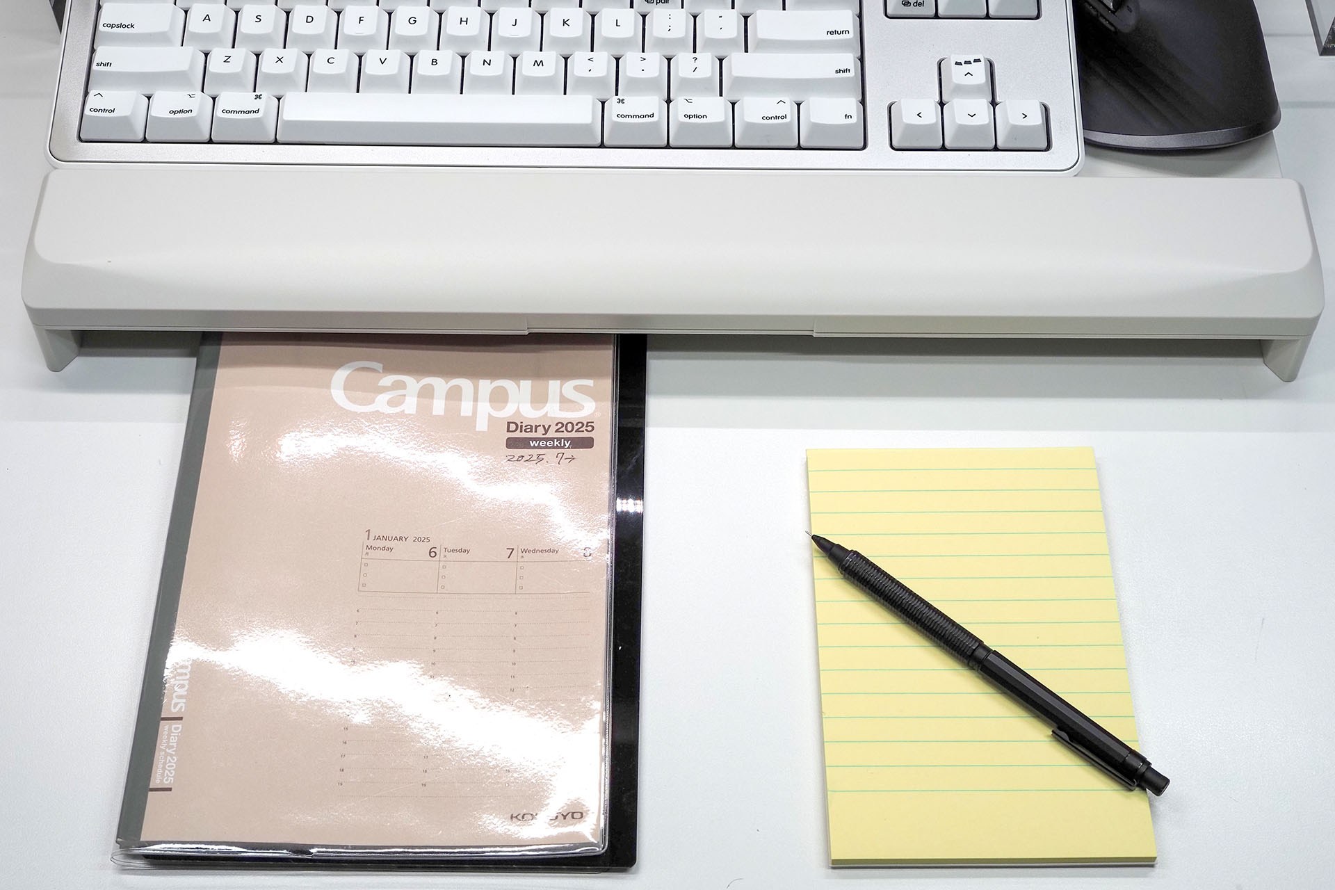 キーボードをどかして紙に書いたりしたい場合、そのままA-252を前方へ押し、下に置いてあったノートや筆記具を使う。A-252は机上を滑らか＆静かにスライド移動させられる。