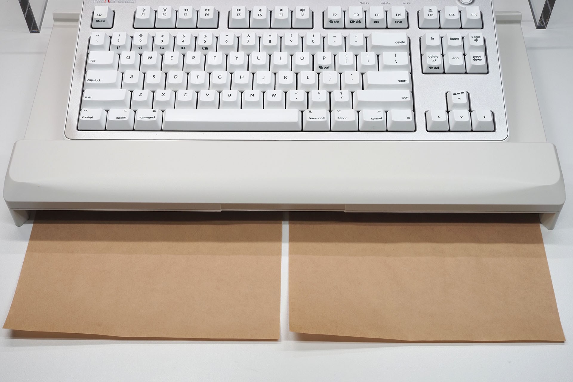 A-252の下側には約幅43×高さ2cmの空間ができる。実際にA3（縦位置）×2枚を横並びにできる。