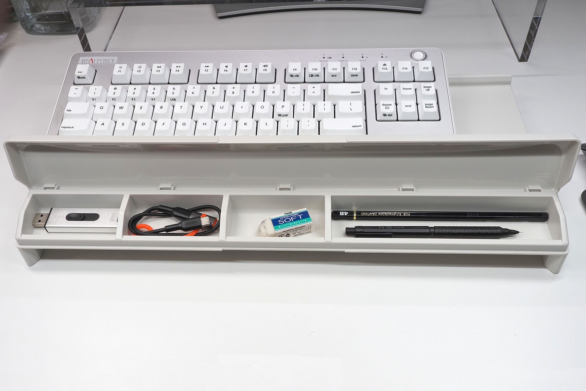 A-252の手前、パームレストとして機能する部分は、小物入れにもなっている。前出の写真ではA-252の下にノートや筆記具を置いていたが、筆記具はこの小物入れに入れると便利。ちなみに小物入れの右端には「一般的な筆記具中で最長の“削っていない鉛筆”」もちゃんと入る。