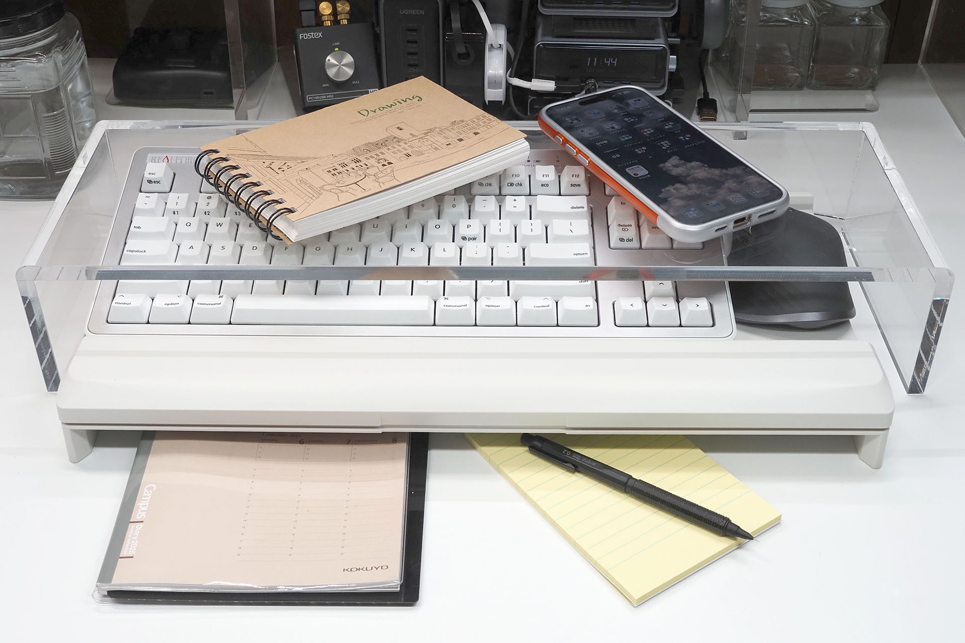 ちなみに俺の場合、キーボードラックを使っているが、その下にキーボードを乗せたA-252を滑り込ませることができた。写真のREALFORCEの場合、脚を立てた状態でも、キーボードラックの下に8cm程度の高さがあれば、A-252ごと格納できる。