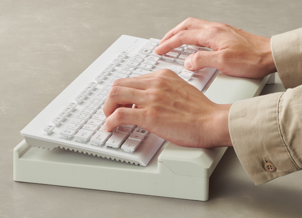 A-252を使うと、机上に直接キーボードを置いたときより、キーボードの高さが約27mm増す。※画像はLIHIT LAB.製品情報ページより抜粋。