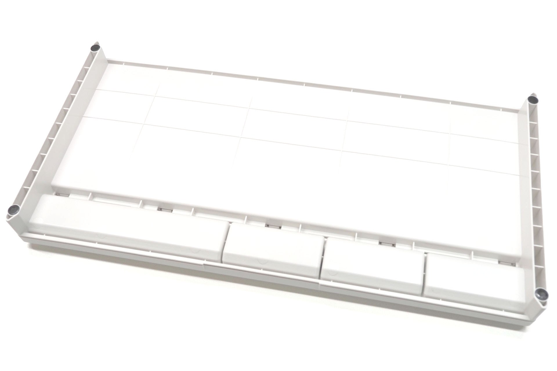 A-252の裏側。4つの黒い点が滑りやすくする樹脂素材。これがあるおかげで、A-252＆キーボードを机上でスイスイ動かせるしノイズも少ない。