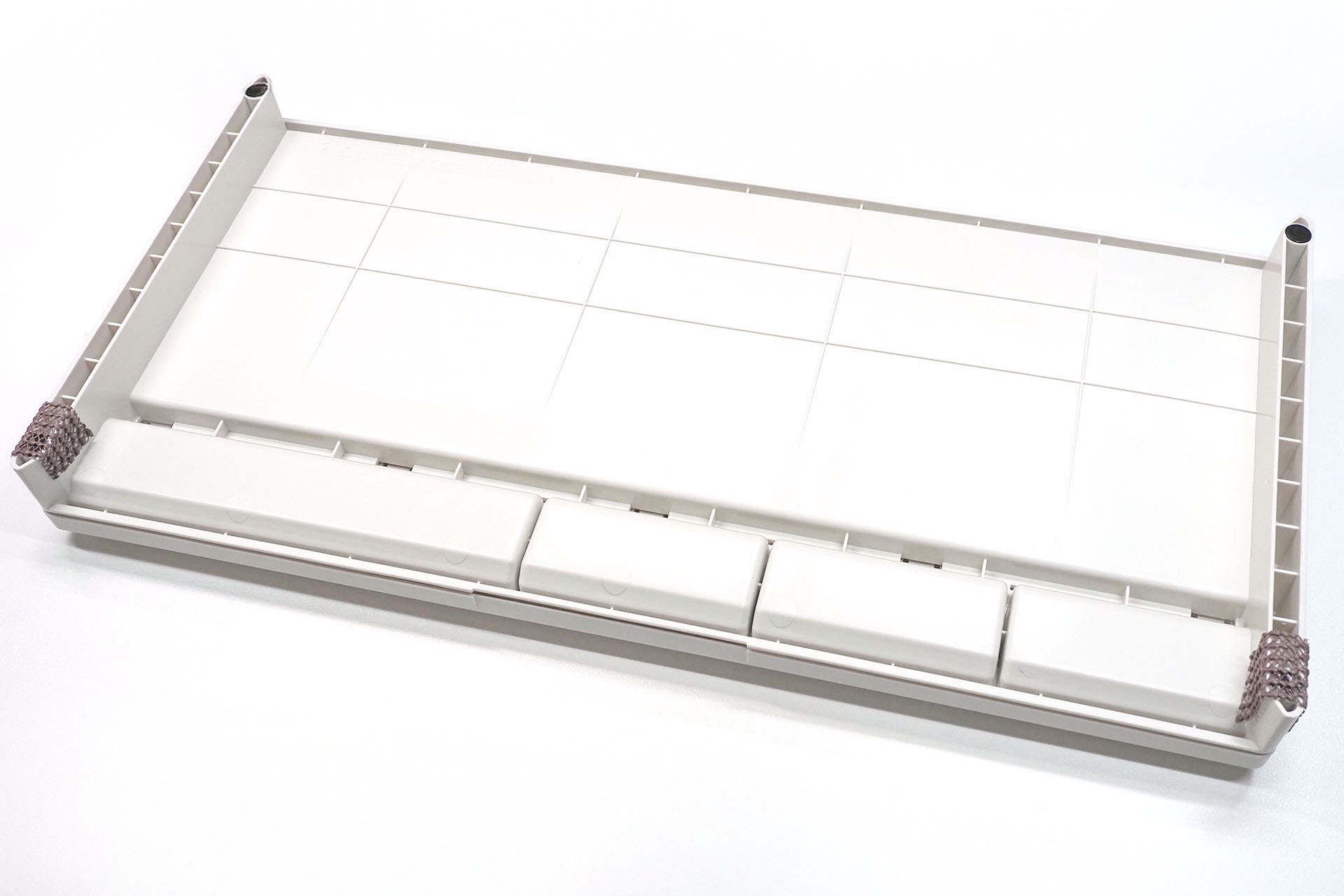 カーペットなど用の滑り止めを、手前の黒い点の上に貼った。