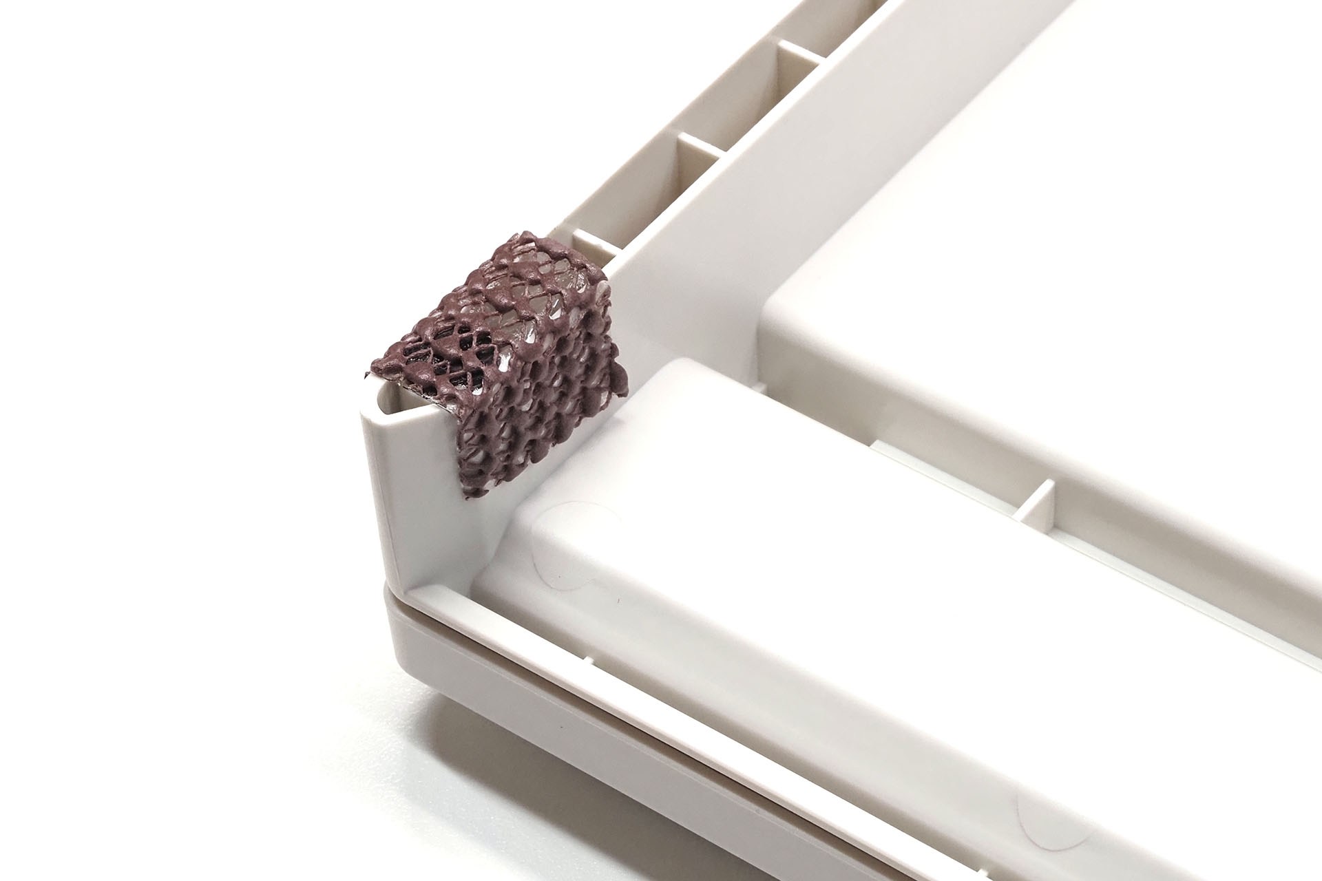 こんな感じ。白色の滑り止めもあるので、そちらのほうがより見栄えがいいかも。もちろん、ほかのタイプの滑り止めでも効果があると思う。