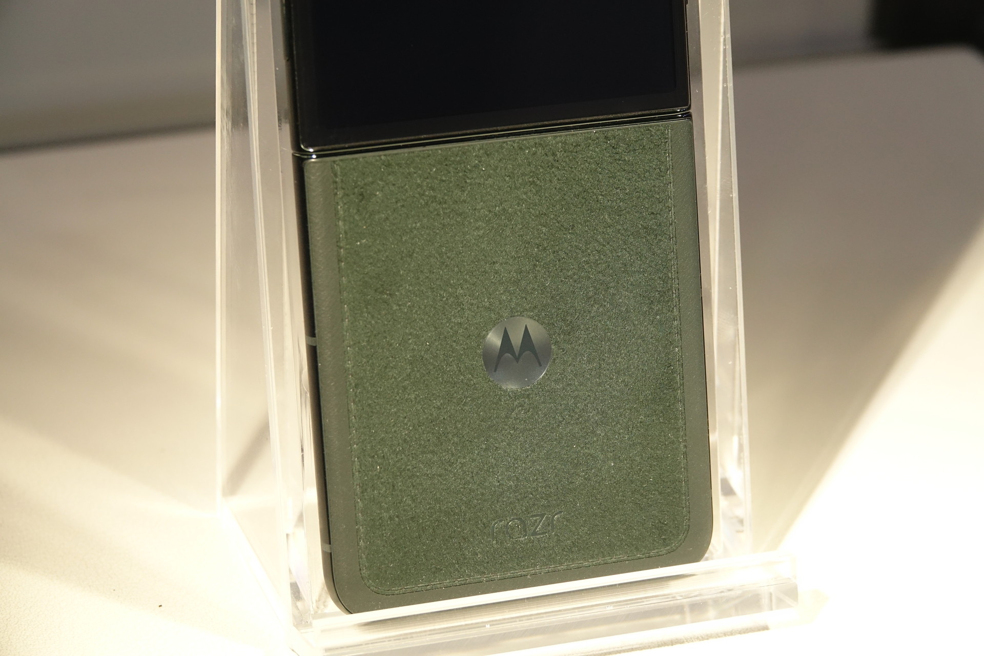 motorora razr 60とイヤホンのスワロフスキーモデル（日本未発売予定）