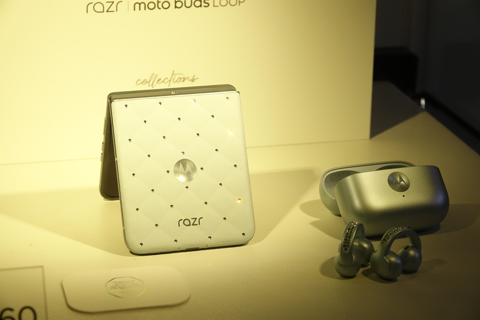 motorora razr 60とイヤホンのスワロフスキーモデル（日本未発売予定）
