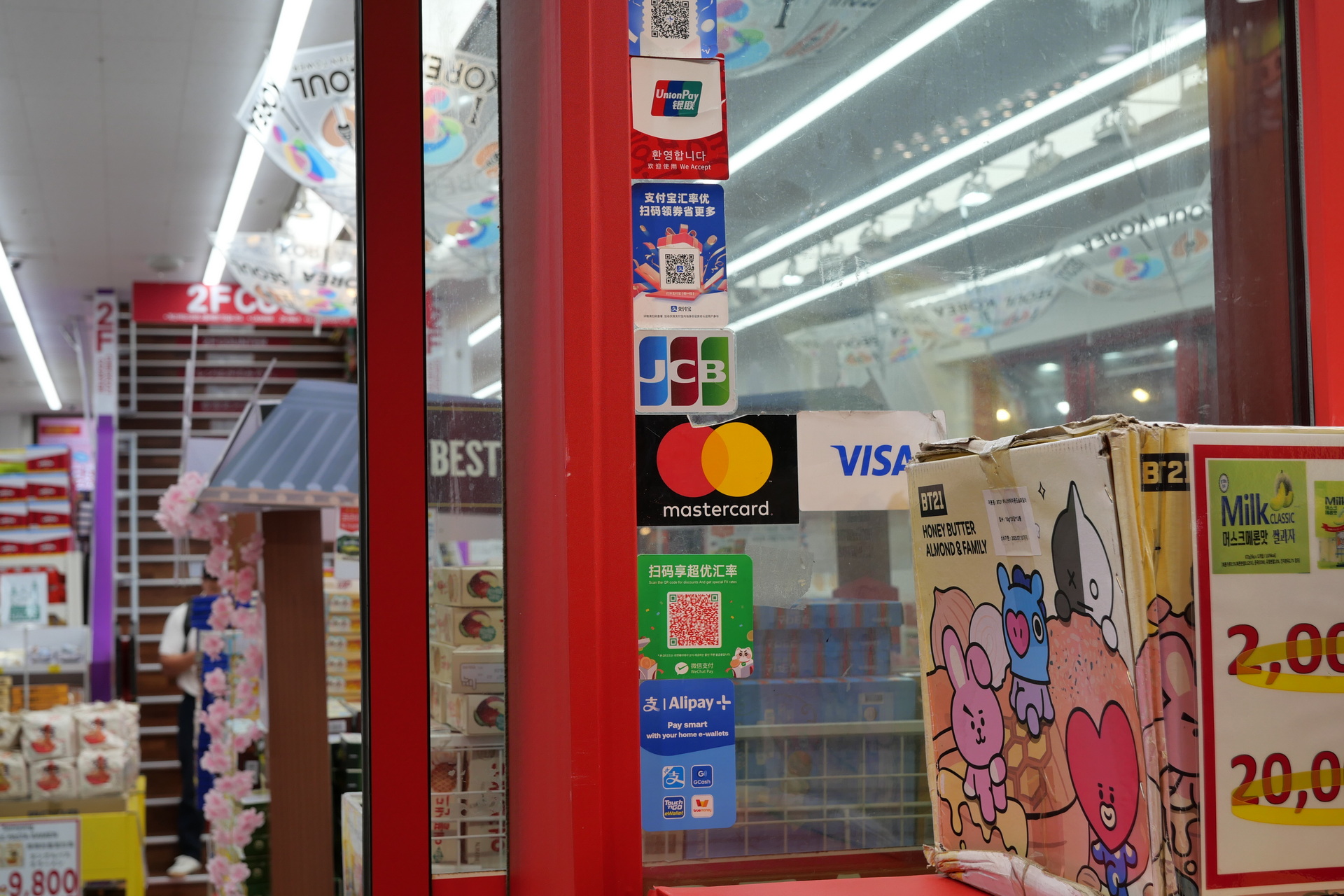 店舗入り口にAlipay+のロゴがあれば、PayPayの海外支払いモードで決済可能