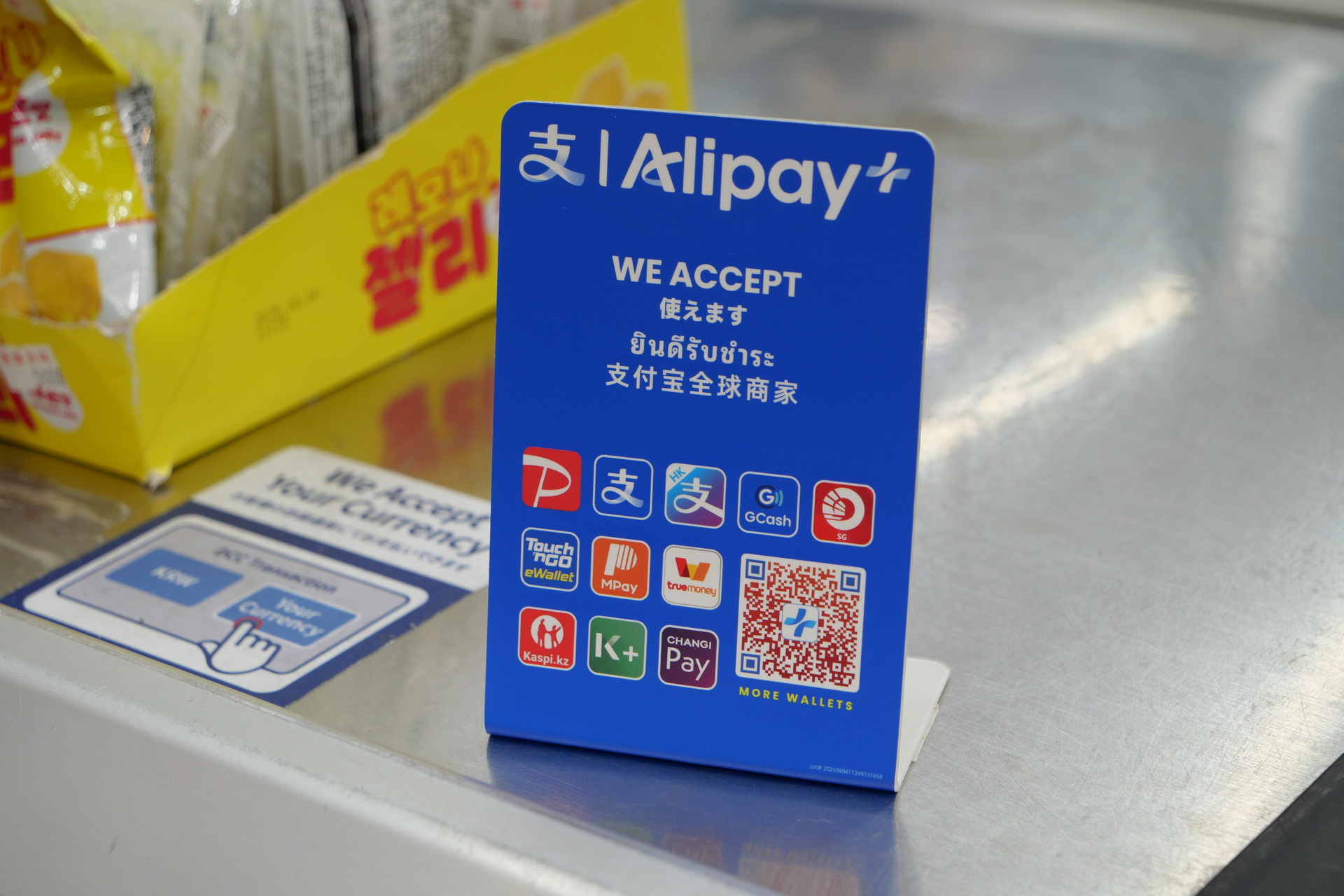 レジ付近にPayPayロゴのあるAlipay+パネルが置かれていた