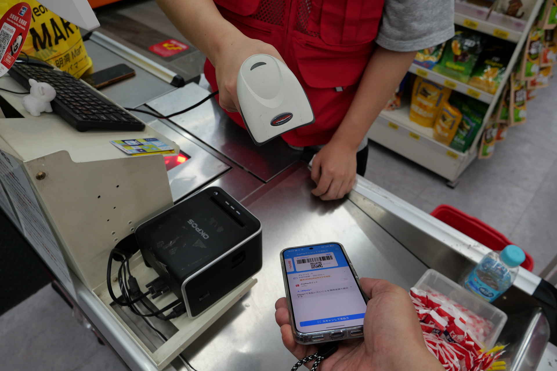 店員にPayPayのバーコードを見せるだけで、店員がコードリーダーで読み取って決済される
