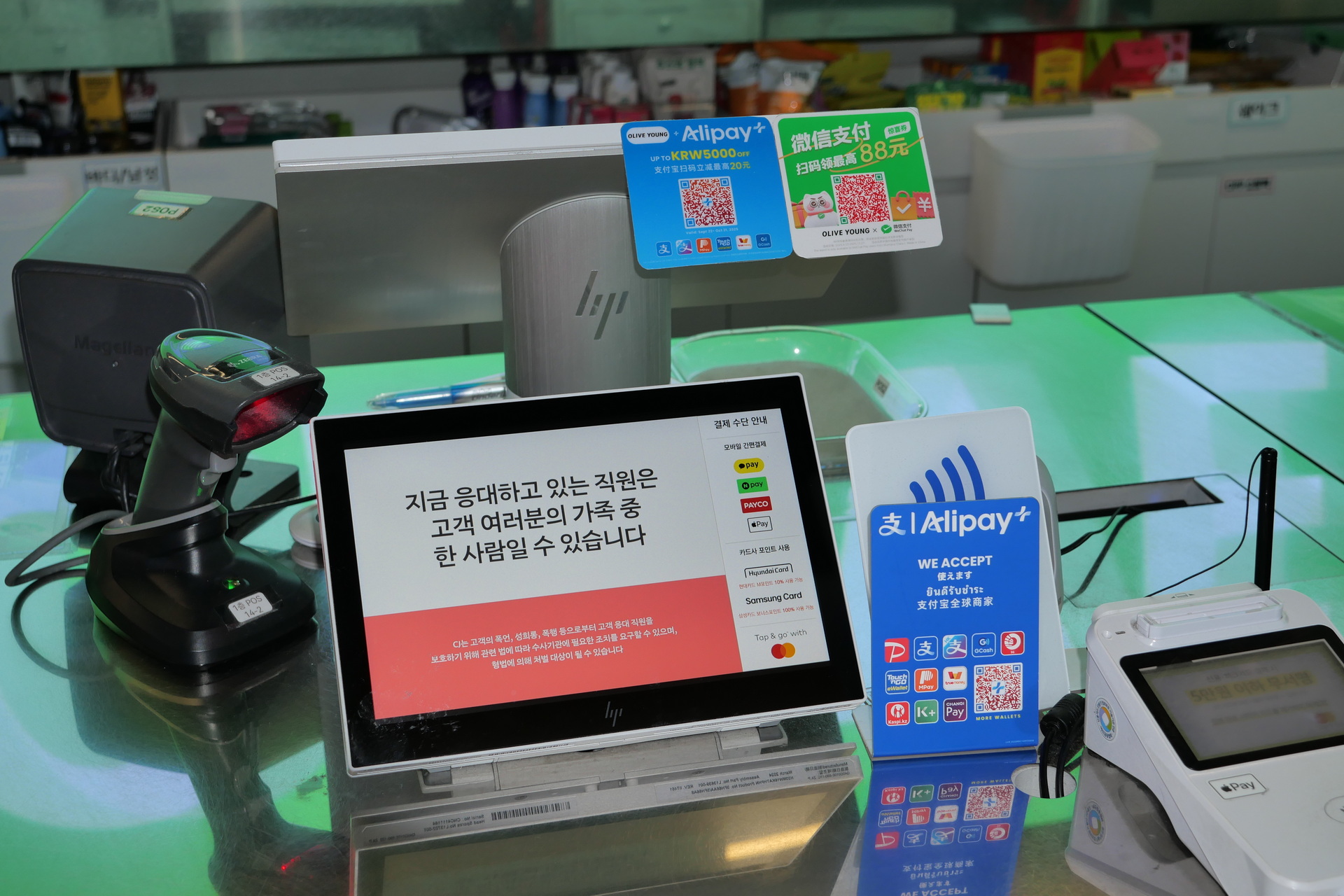 レジにはPayPayロゴのついたAlipay+パネルを置いてアピール