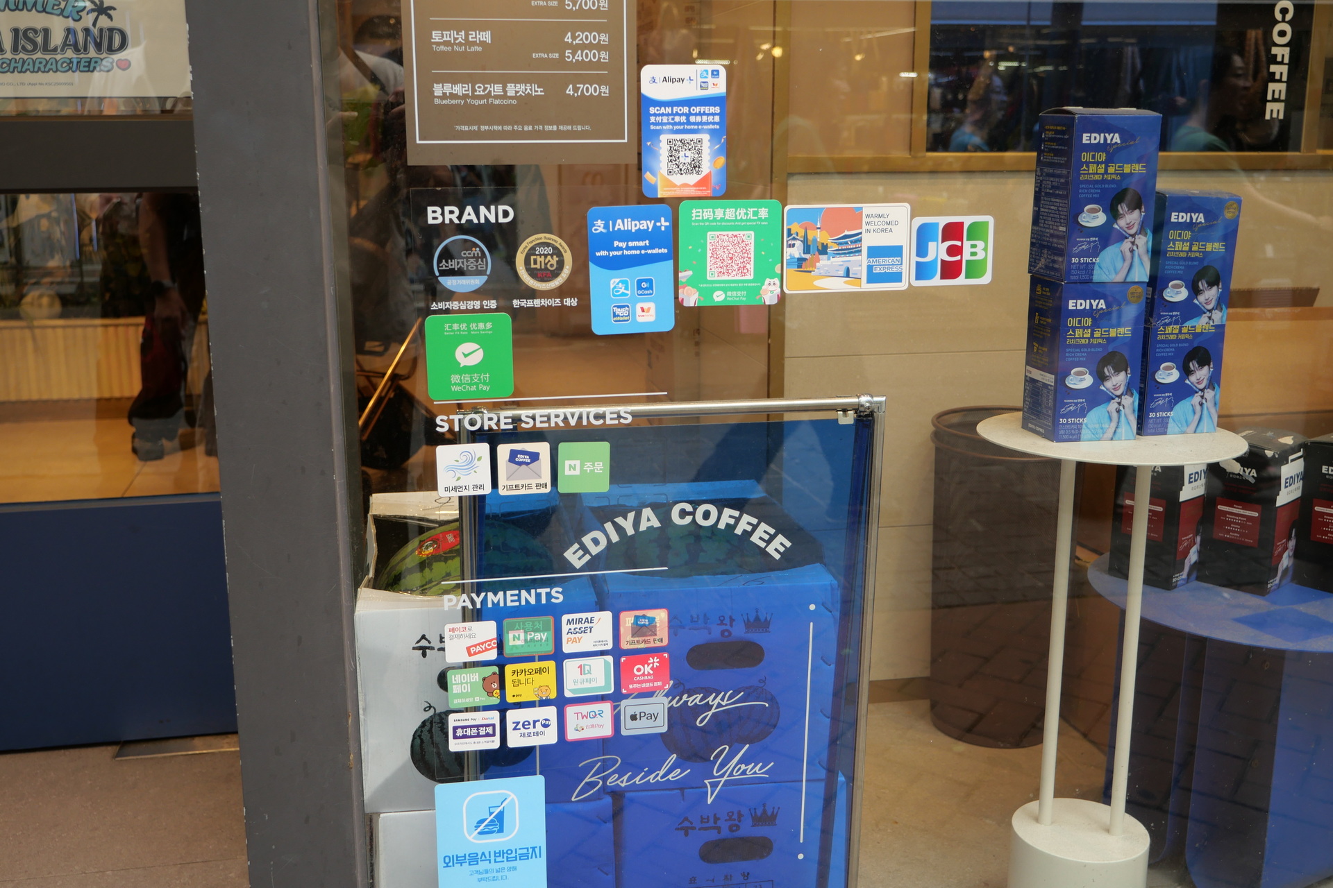 こちらのカフェは、店舗入り口にAlipay+ロゴがあるが、店内のキヨスク端末の支払いメニューにAlipay+のボタンがなくPayPayで決済できなかった