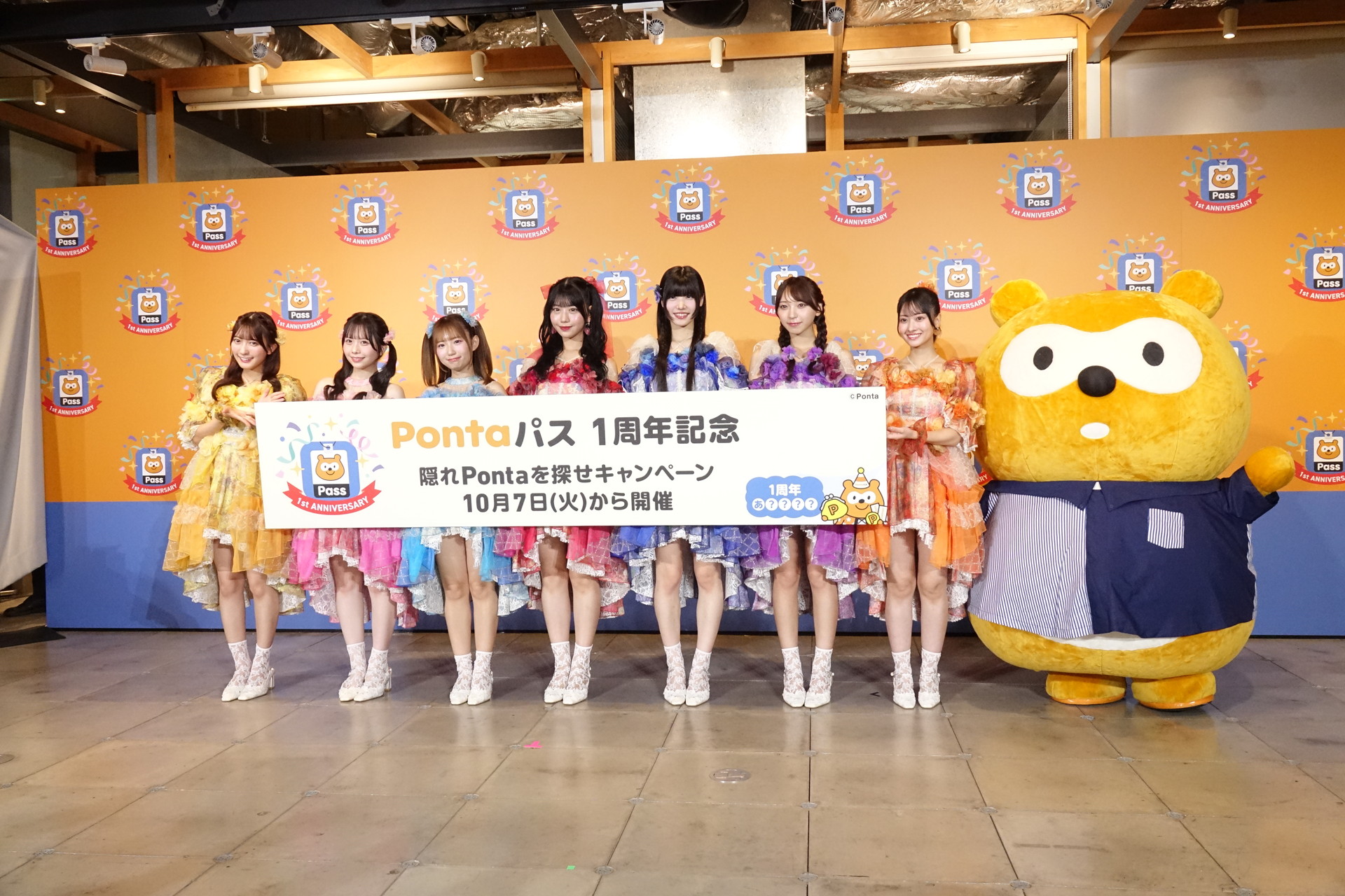 左からSWEET STEADYの山内咲奈、栗田なつか、音井結衣、白石まゆみ、奥田彩友、塩川莉世、庄司なぎさとポンタ