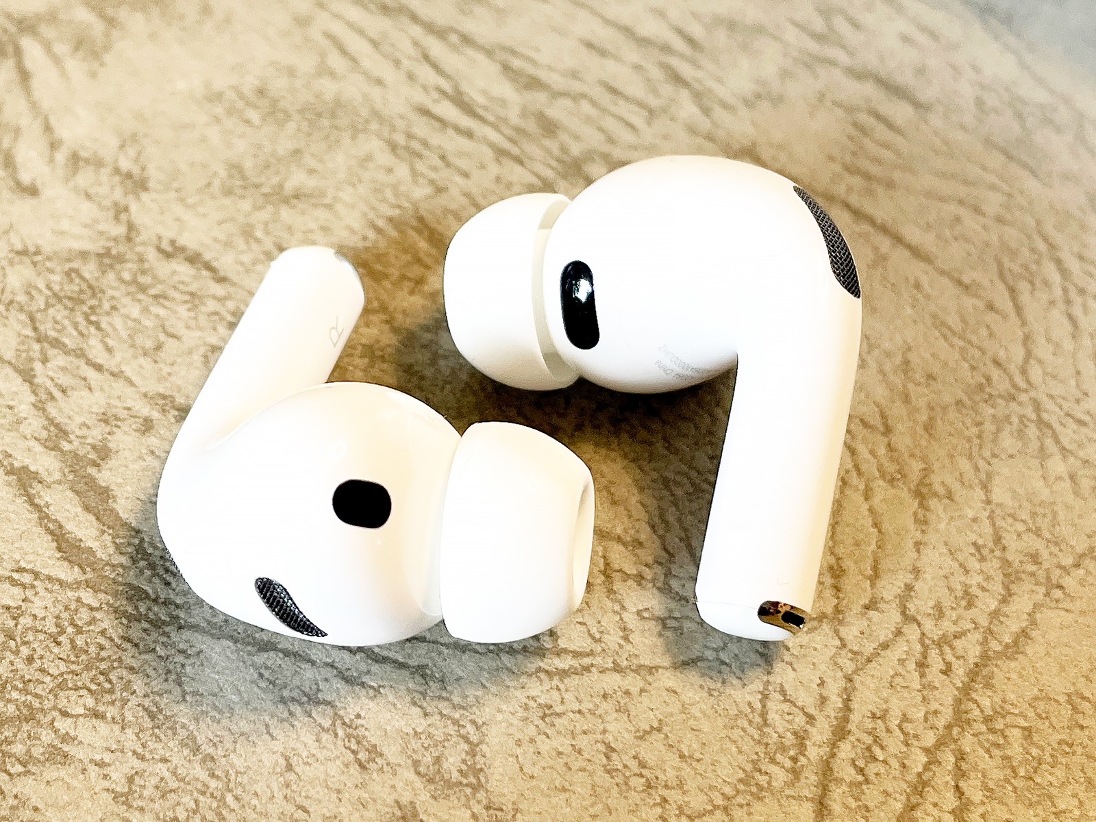 「AirPods Pro 3」。センサー類が増えてものものしい印象になりました。