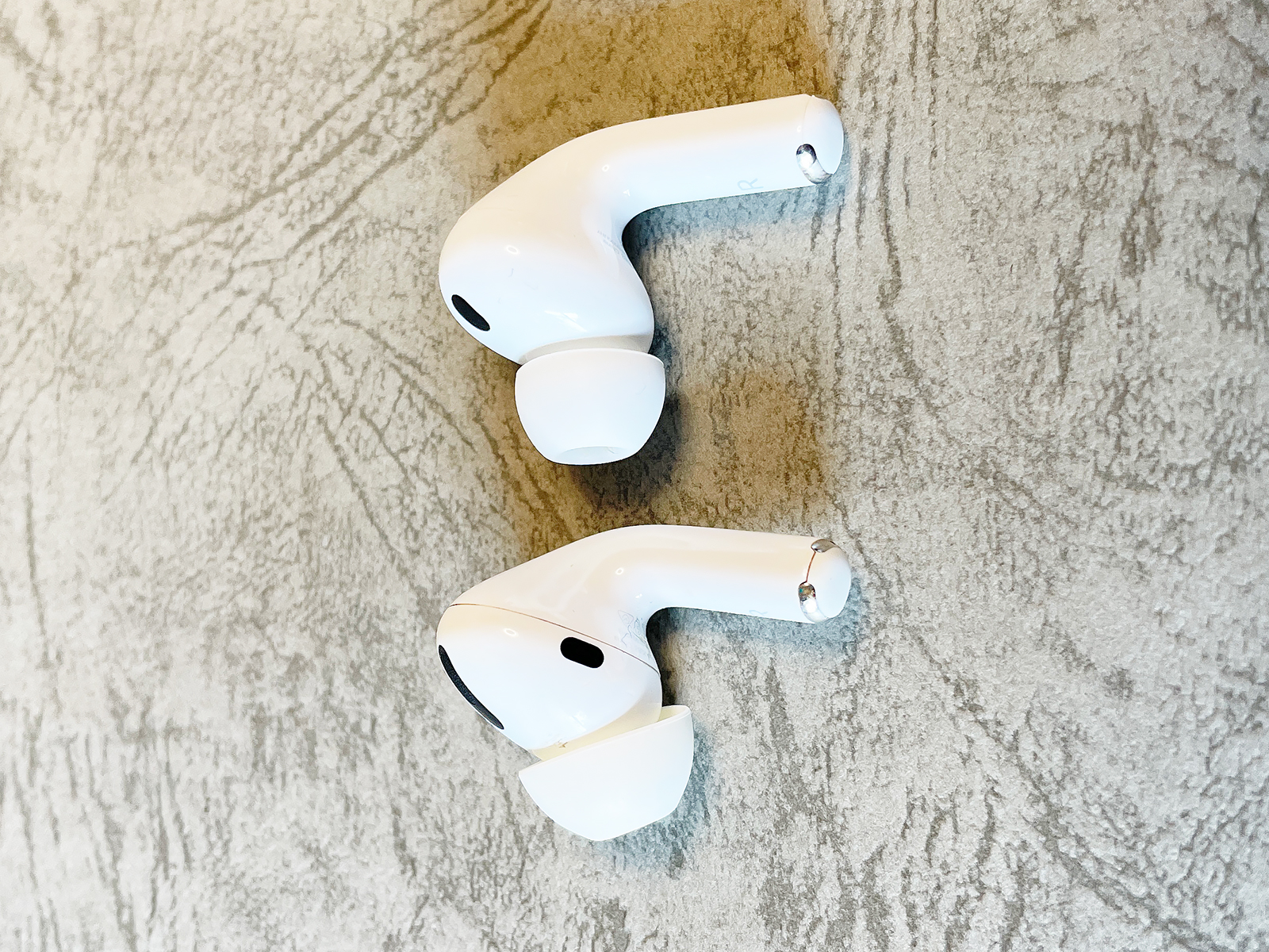 従来モデル(AirPods Pro)との比較。上がPro、下がPro 3です。センサー類が変わっただけでなく形状も少し変化しています。