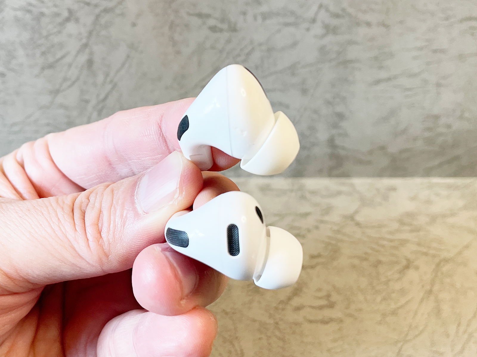 従来モデル(AirPods Pro)との比較。上がPro、下がPro 3です。センサー類が変わっただけでなく形状も少し変化しています。