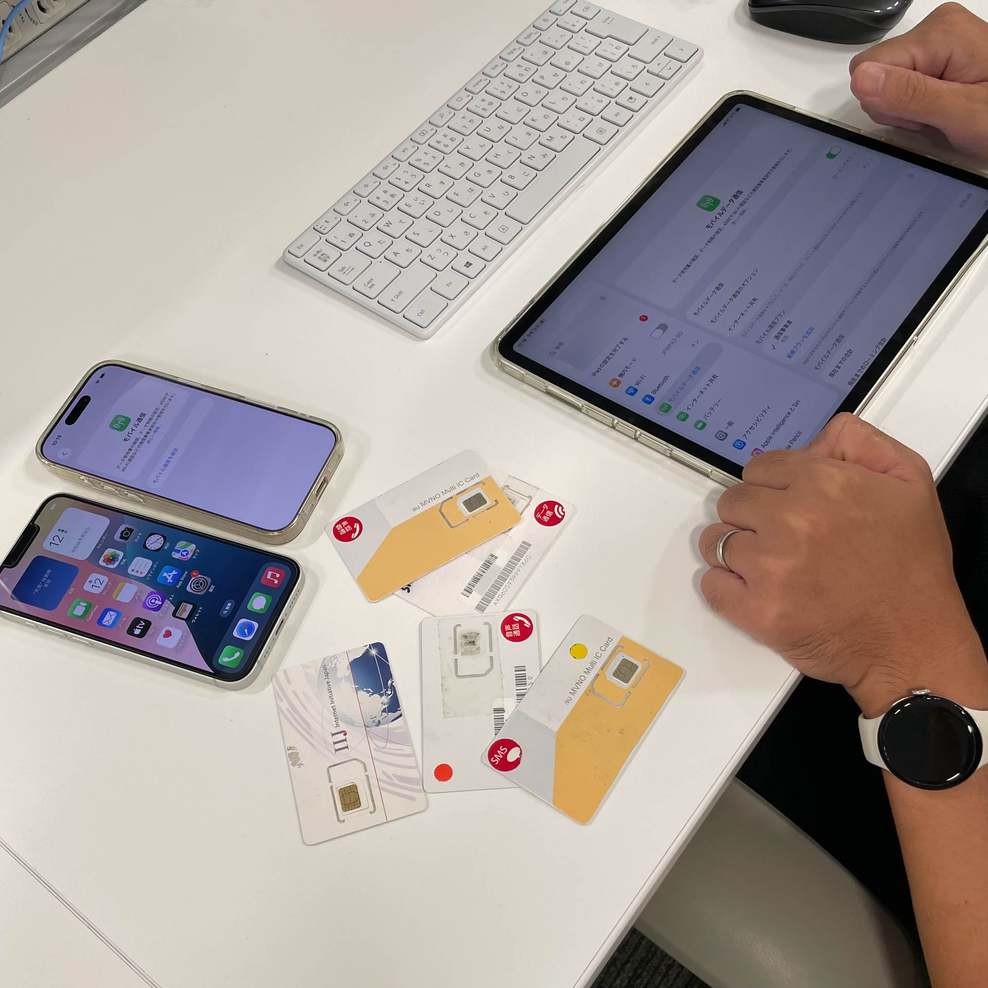 動作確認作業のイメージ。これ、SIMカードがドレかわからなくなるヤツだ