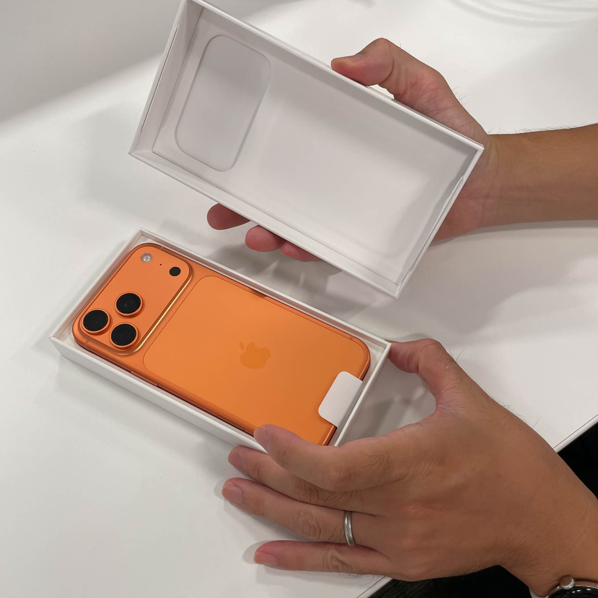 発売日当日、お客様にいち早く安心をお届けできるように店頭受取して動作確認を開始する