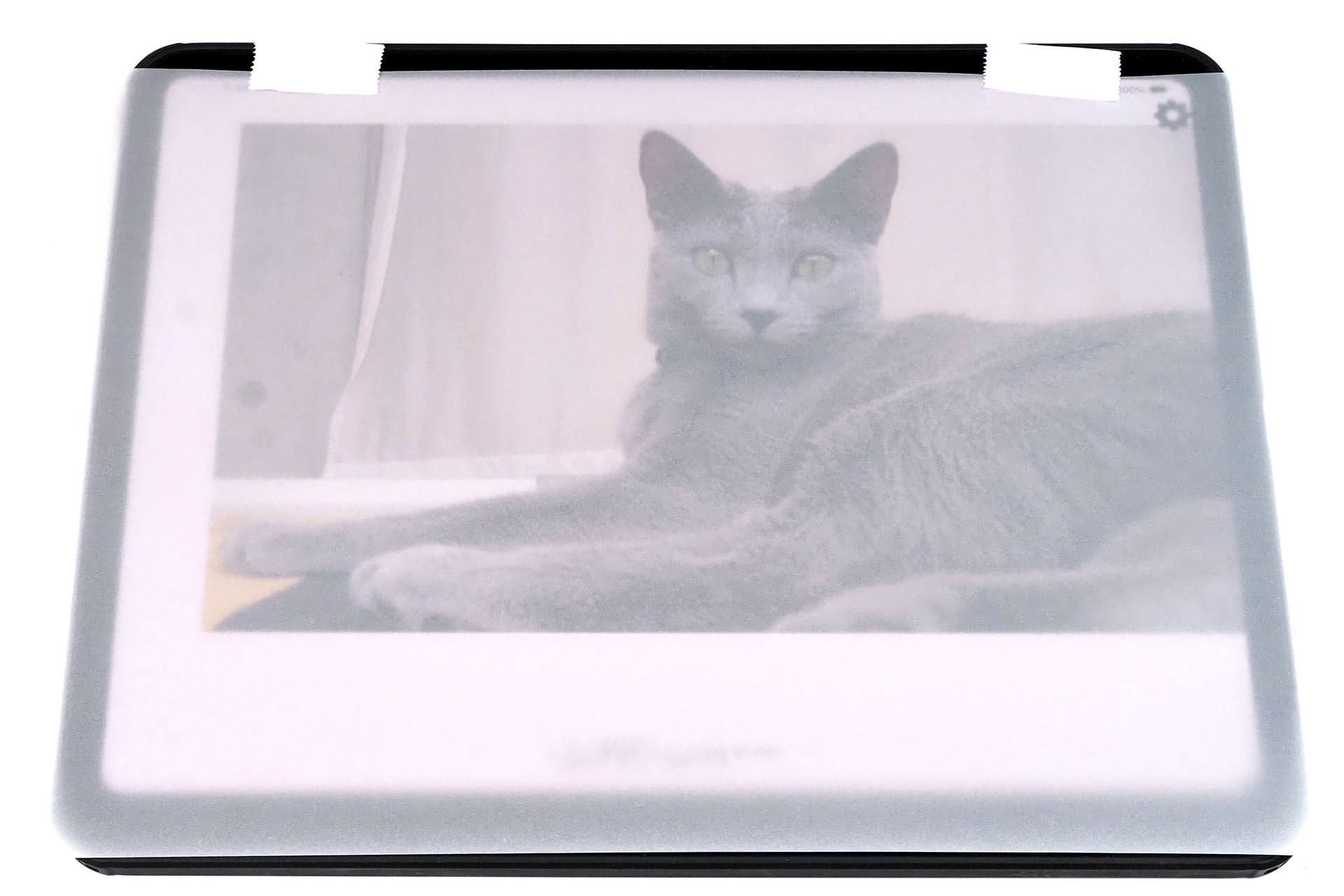 下絵にトレーシングペーパーなどを乗せてテープなどで位置を固定する。薄いトレーシングペーパーなら発光するトレースボードは必要なかったりする。