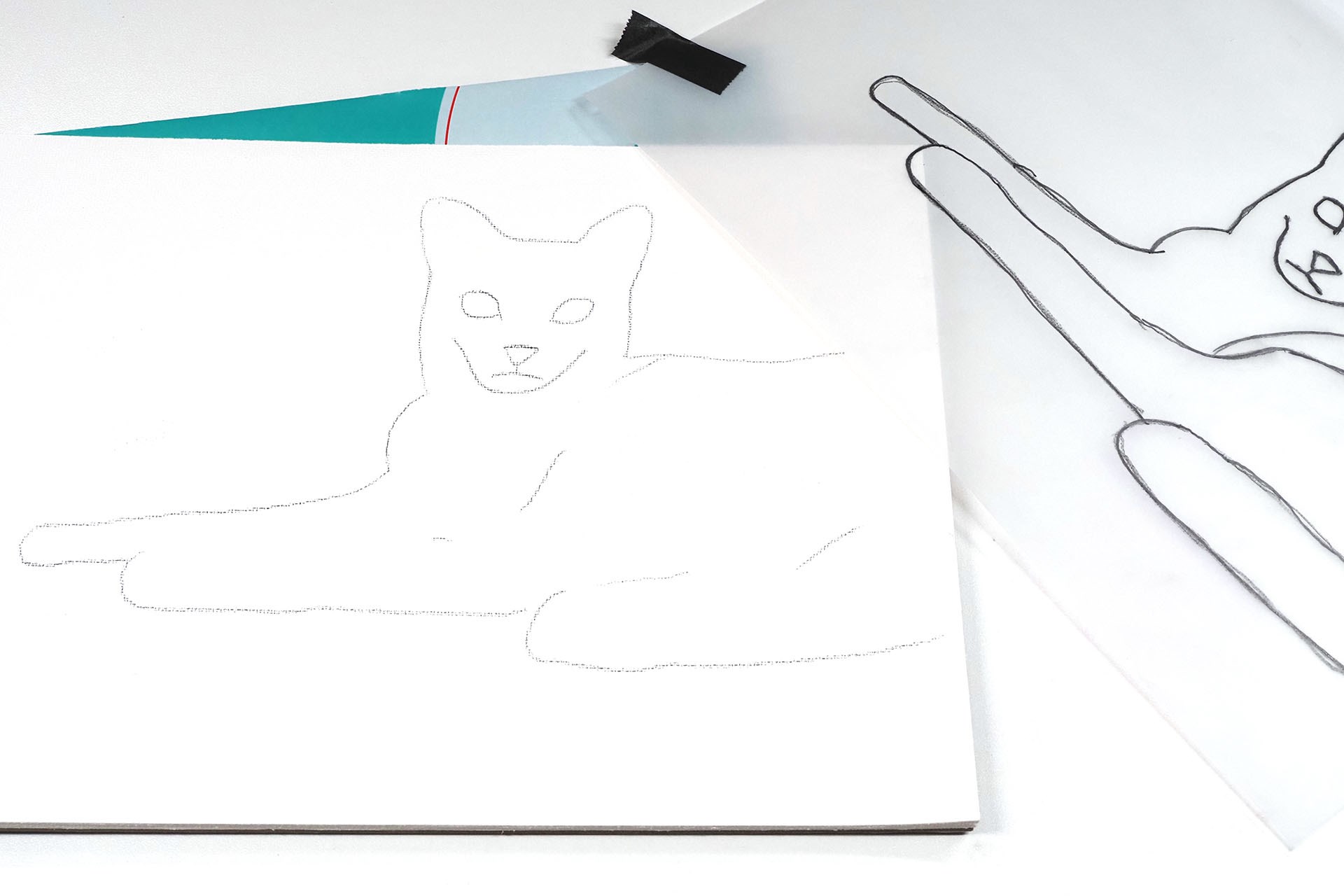 トレーシングペーパーに写し取った輪郭などが、実際に描画する用紙に転写された。