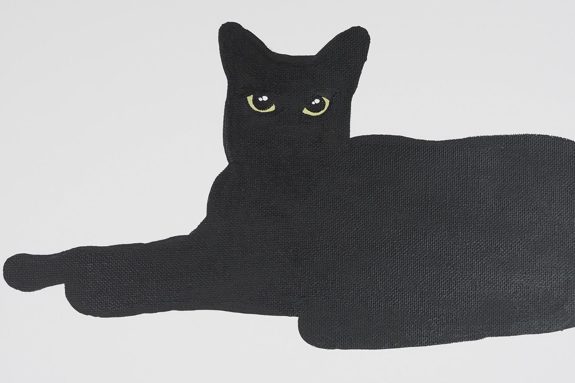 黒猫化してみた。使ったのは黒、薄緑、白の3色（アクリル）。