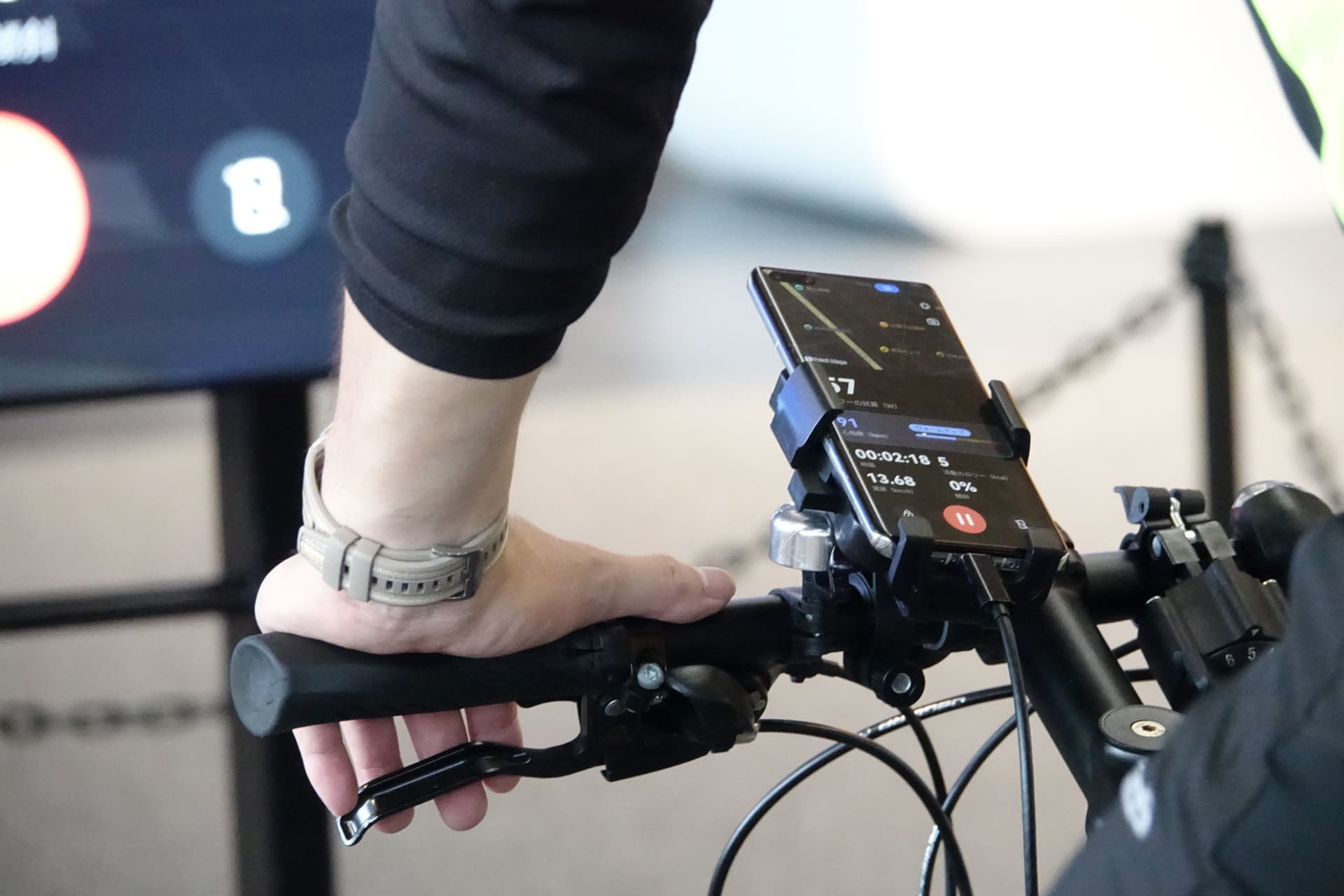 サイクリング機能をアピール。ホルダーで固定すると、サイクルコンピューターのように利用できる