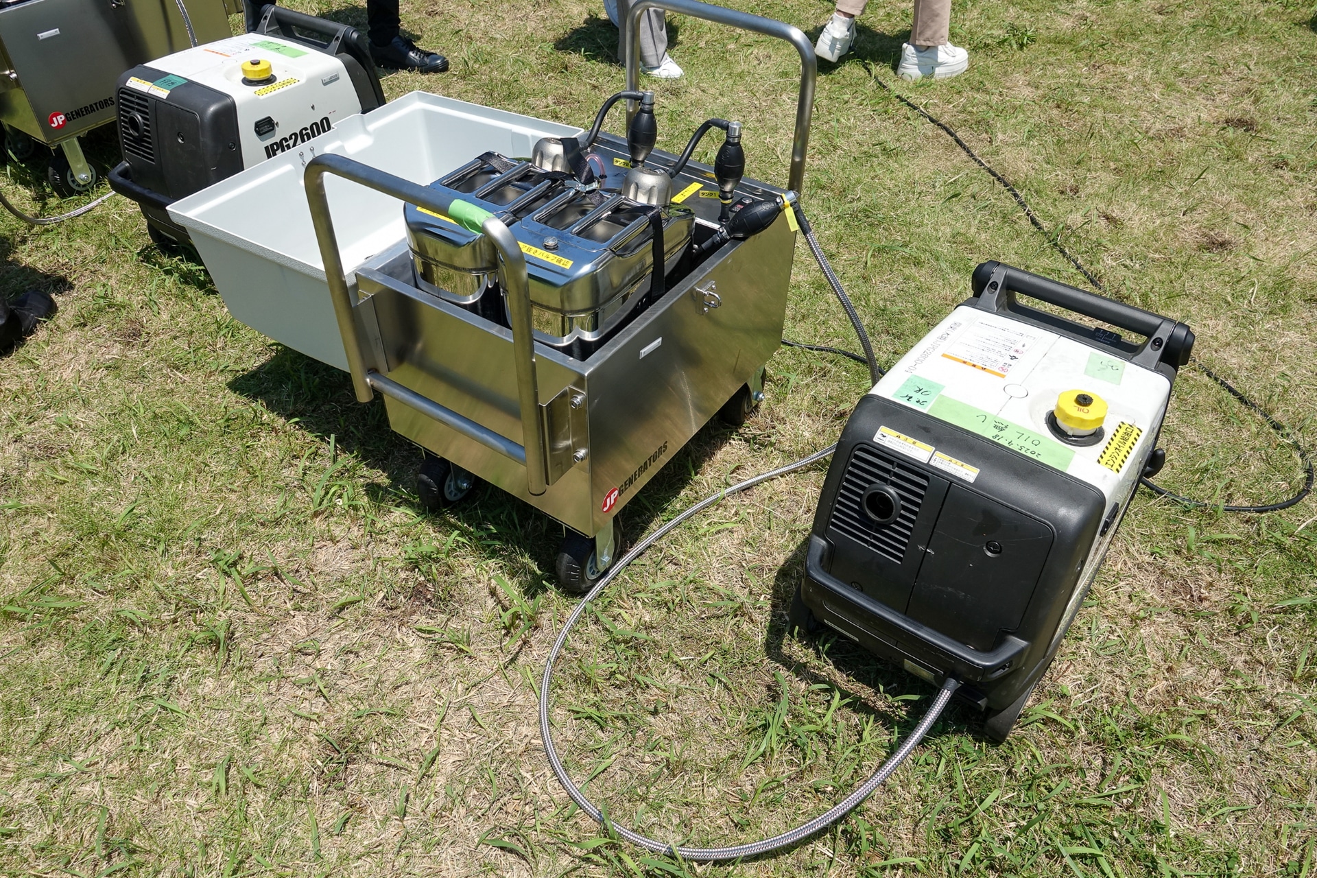 6月の防災訓練で披露された可搬型発電機と、自動給油する「インテリジェントタンク」