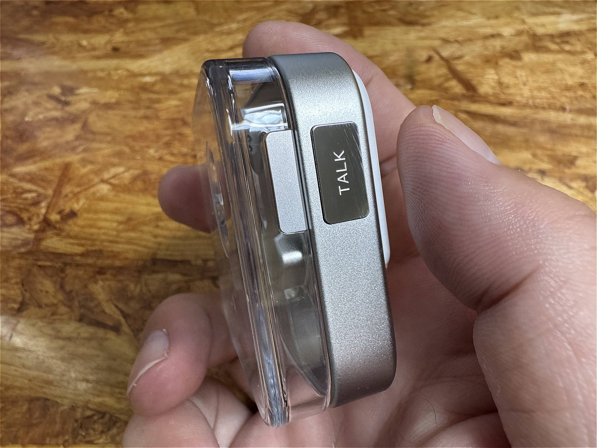 ケースの側面に搭載された「Talk」ボタン