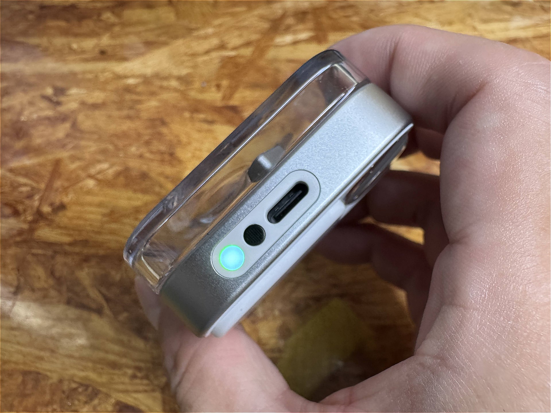 マイクはType-Cポートの隣にあり、スーパーマイクが起動中は緑のLEDが点灯する