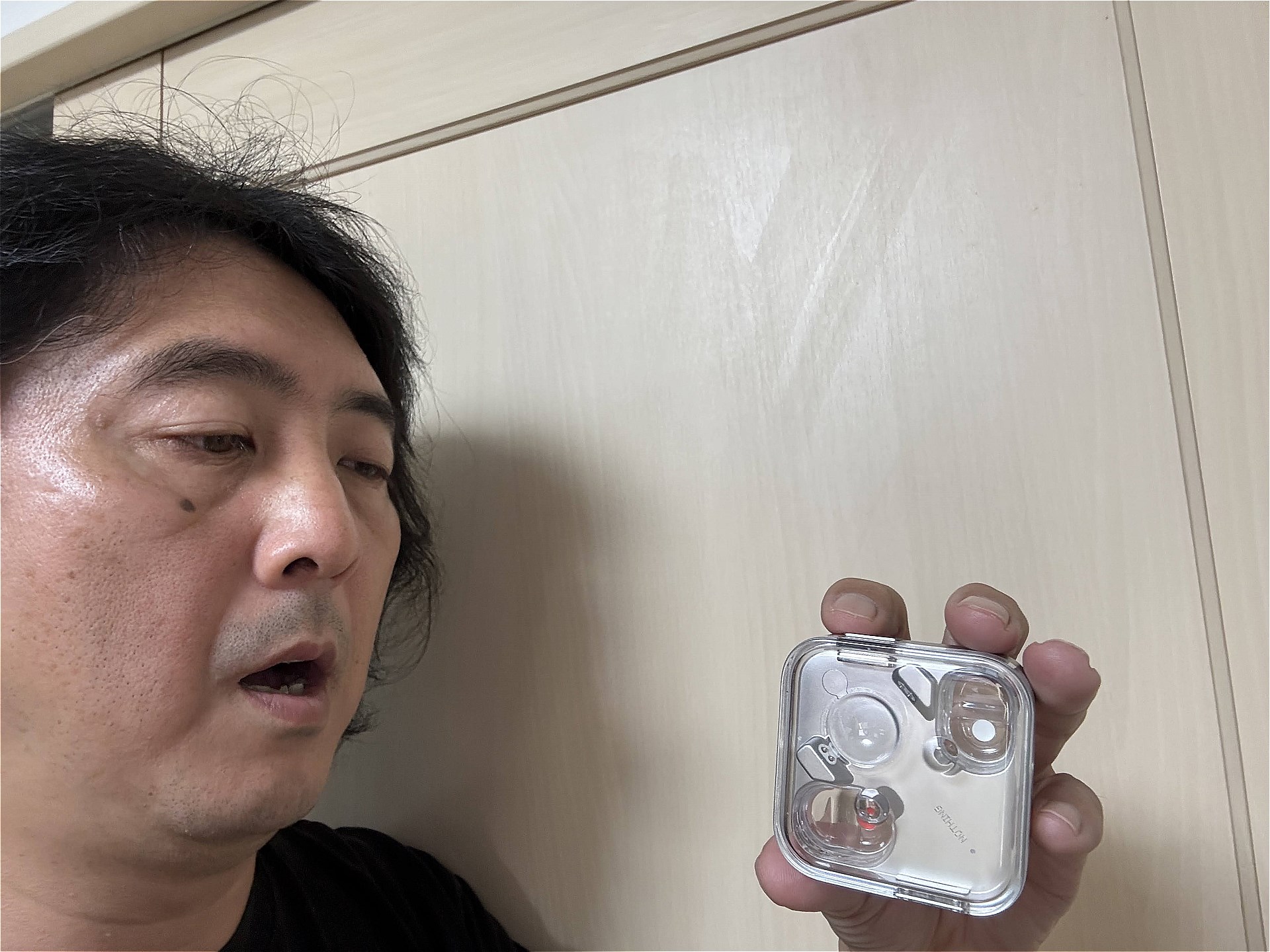 30cmくらいを目安に、周囲の騒音にあわせて口に近づけて使えば声をより拾いやすい