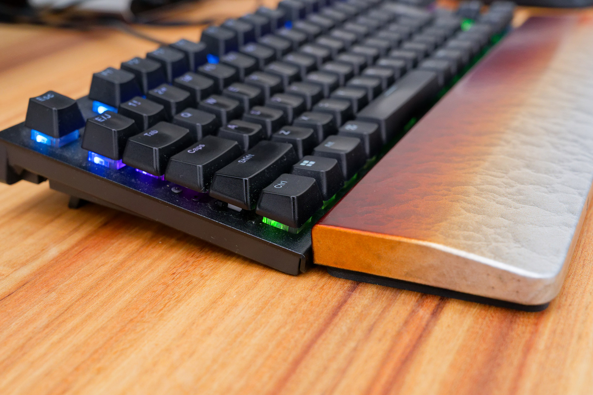 ちなみにFILCOではないキーボード、たとえばREALFORCE GX1だと高さが少し合わないので要注意