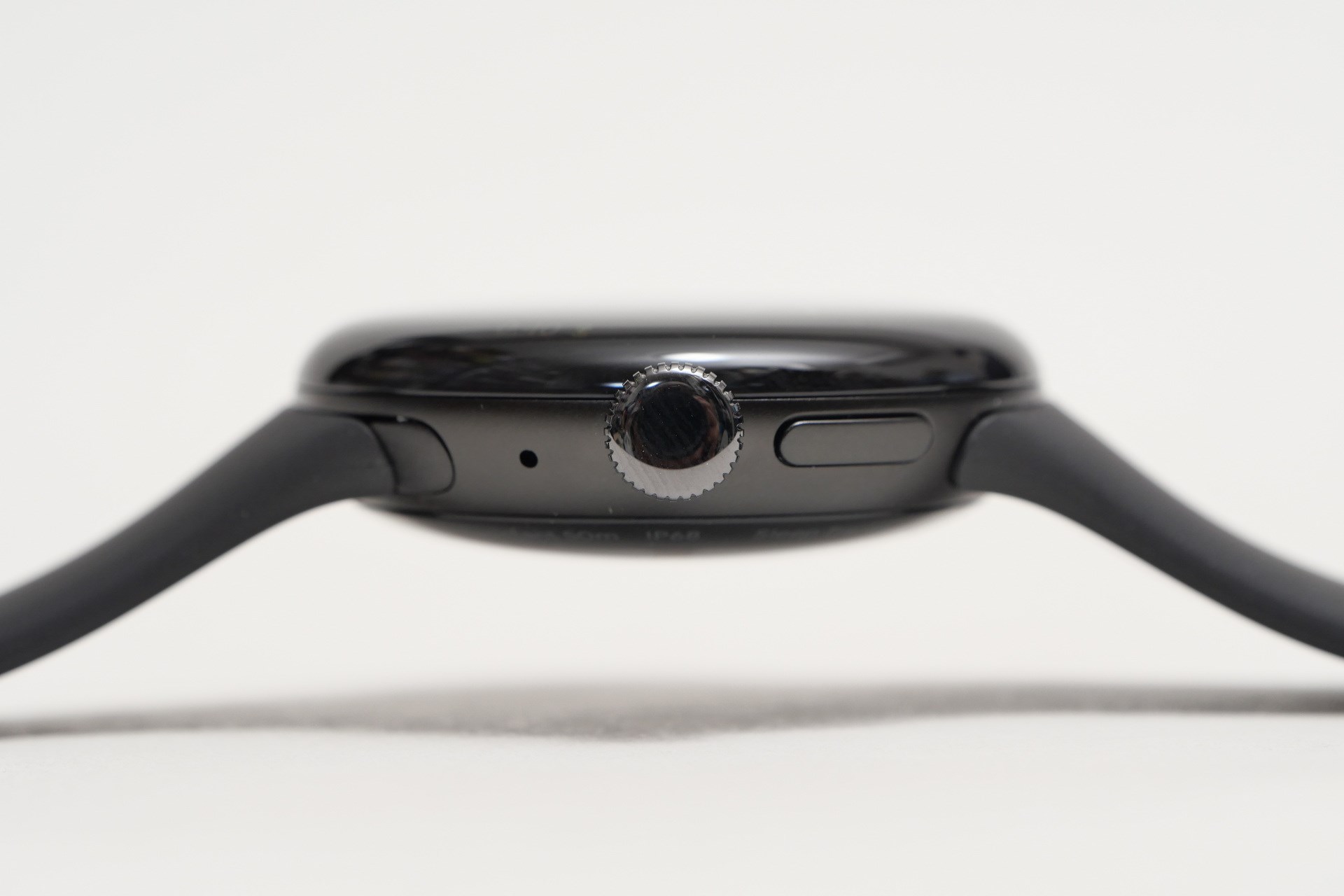 右側面。従来同様リューズとサイドボタンを配置